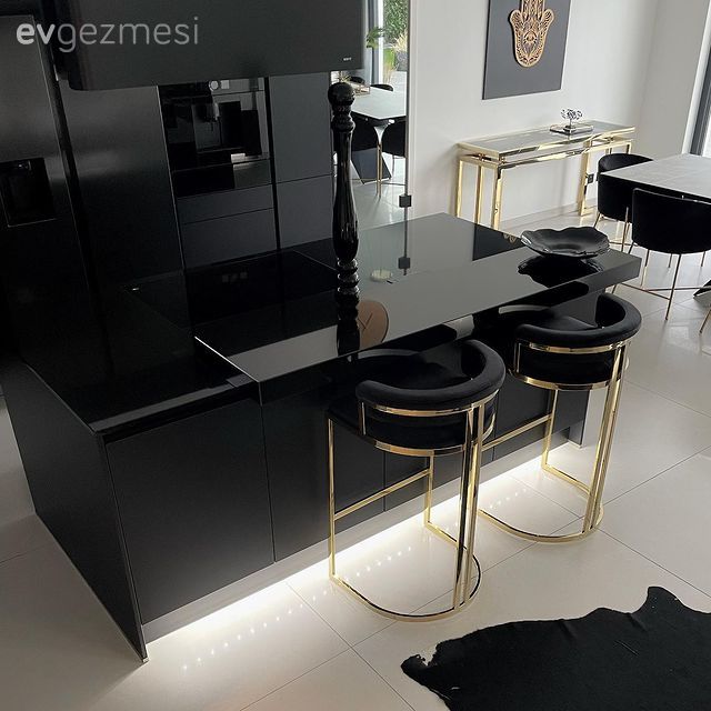 Bu Modern Evde Siyahın Gölgesi Beyaz, Beyazın Gölgesi De Siyah!