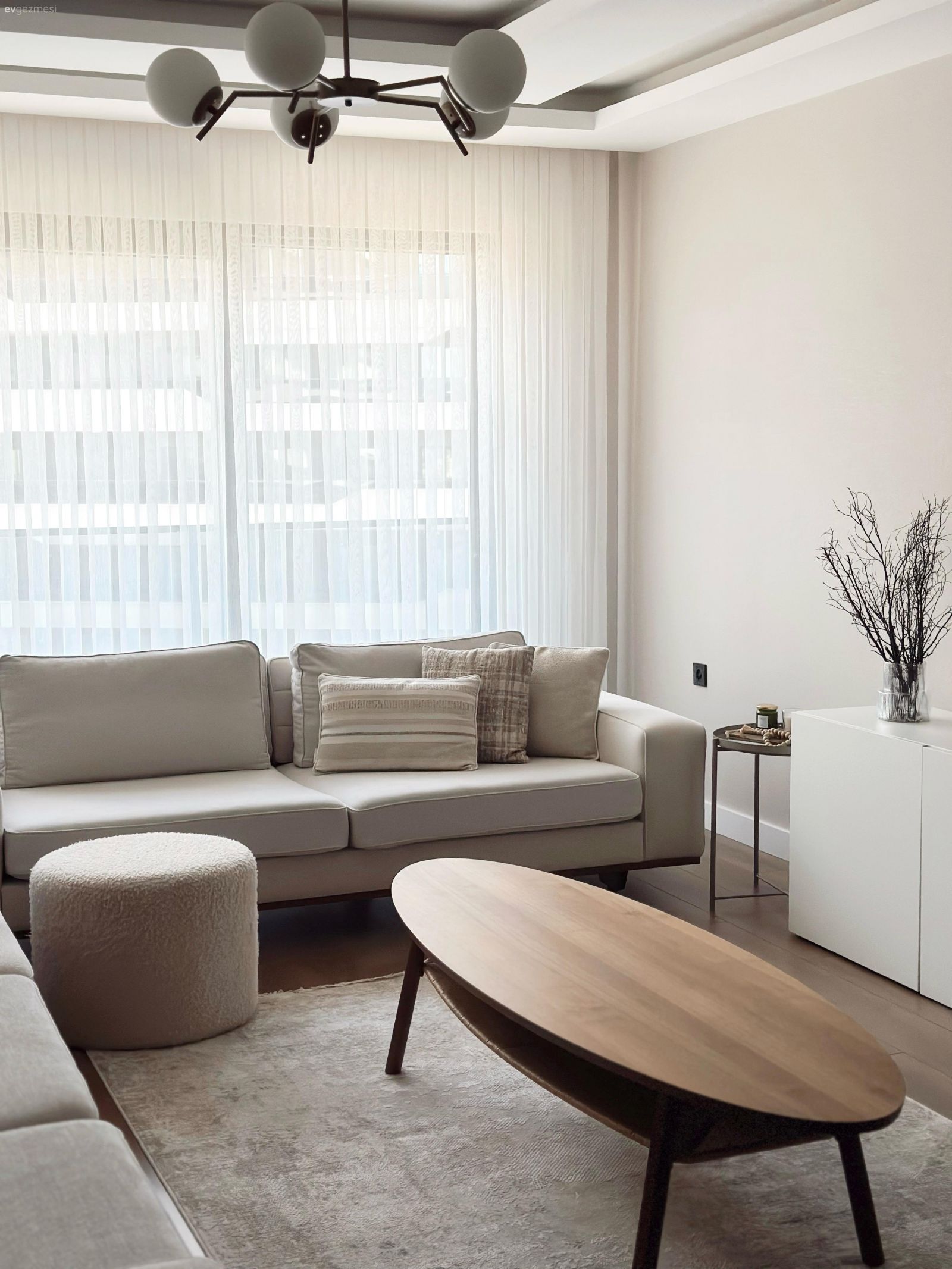 Salon, Modern, Krem, Bej, Beyaz, Koltuk takımı, Tül perde, Perde, Puf, Orta sehpa, Sehpa, Tv ünitesi, Halı, Salon halısı, Dekoratif Objeler, Avize, Aydınlatma