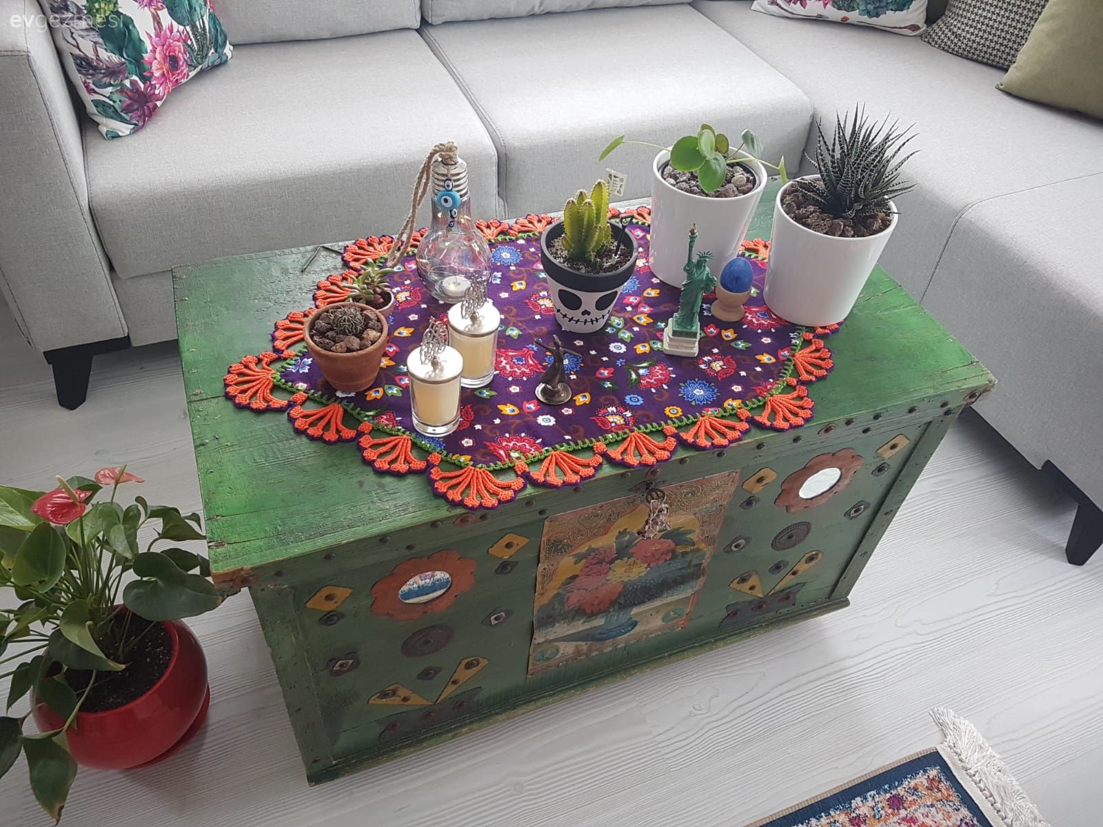 Salon, Eklektik, Köşe koltuk, Koltuk takımı, Gri, Kırmızı, Turuncu, Orta sehpa, Sehpa, Mobilya boyama, Kendin Yap, Ev bitkisi, Kırlent, Ev tekstili, Yeşil