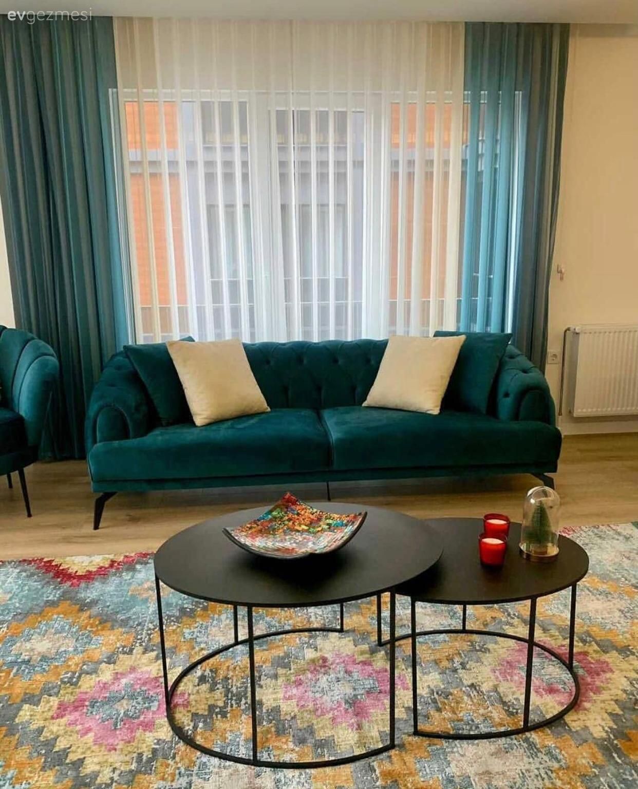 Salon, Modern, Beyaz koltuk, Koltuk takımı, Zümrüt yeşili, Fon perde, Perde, Tül perde, Halı, Salon halısı, Avize, Aydınlatma, Salon avizesi, Led aydınlatma, Parke, Orta sehpa, Sehpa, Berjer