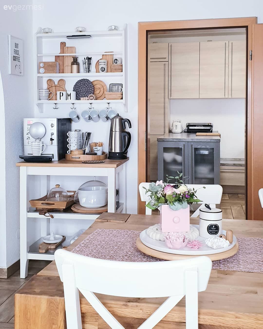 Mutfak, Mutfak masası, Sandalye, Açık raf, Duvar rafı, Beyaz, Ahşap Mobilya, Parke, Vazo, Ev Aksesuar, Çiçekler