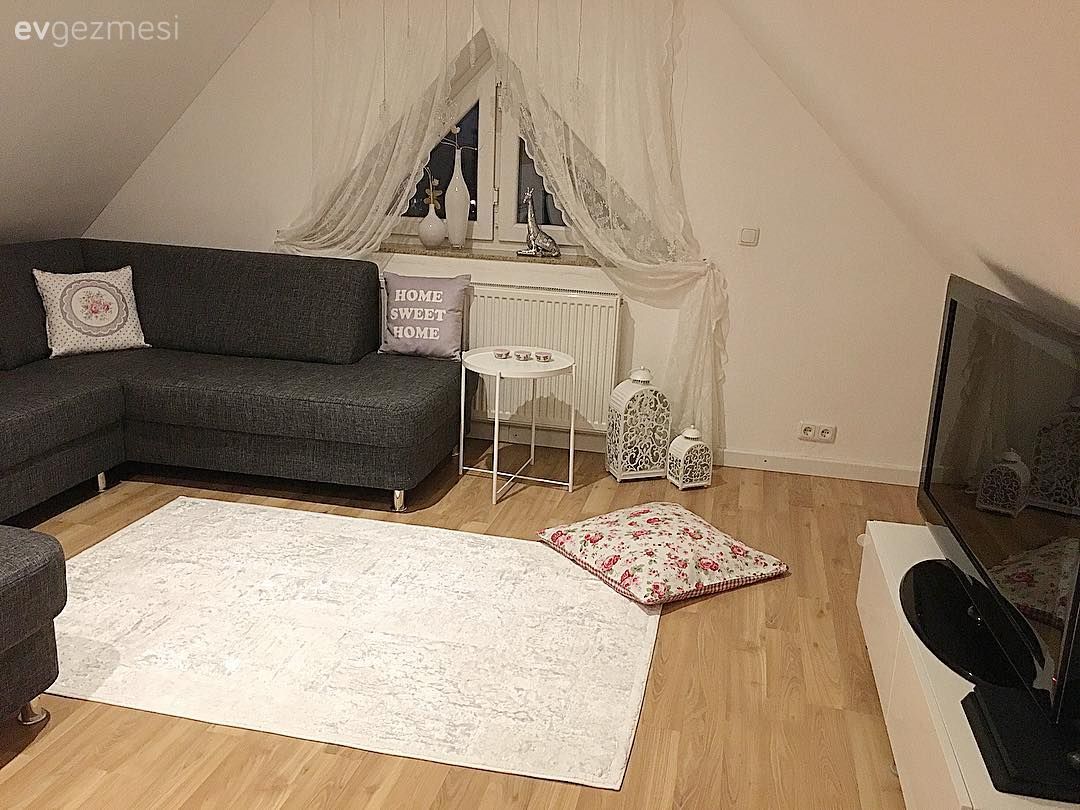 Çatı katı, Dubleks evler, Oturma Odası, Köşe koltuk, Koltuk takımı, Halı, Beyaz, Tül perde, Perde, Gri, Metal ayaklı sehpa, Sehpa, Tv ünitesi