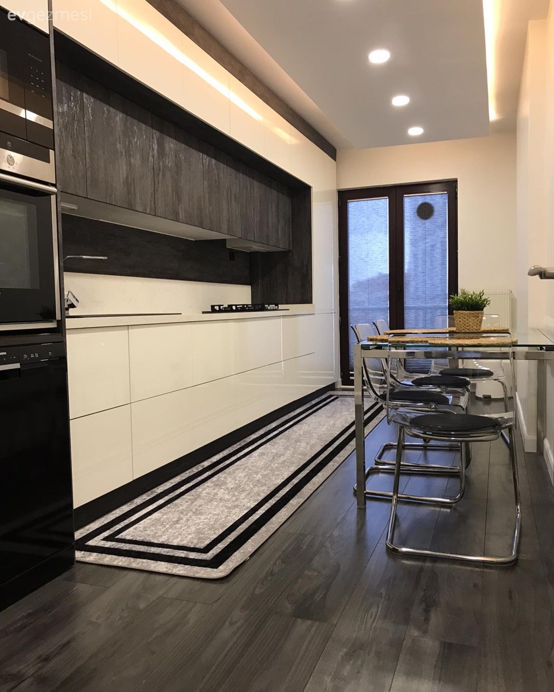 Mutfak, Beyaz, Siyah, Modern mutfak, Hasır, Spot aydınlatma, Aydınlatma, Mutfak tezgahı, Mutfak tezgah arası, Mutfak halısı, Mutfak masası, Sandalye, Mutfak zemin seramikleri