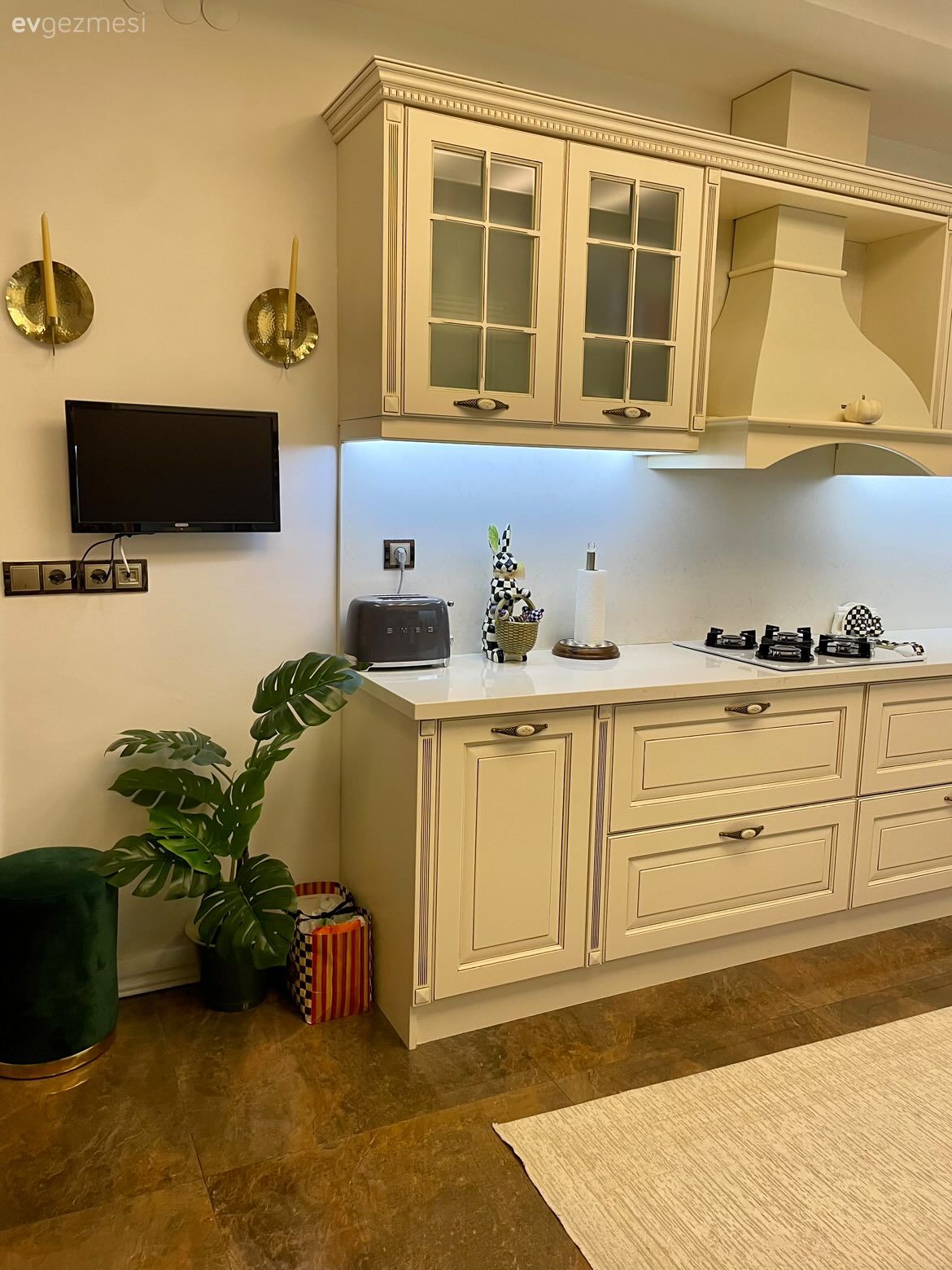 Mutfak, Country, Rustik, Beyaz, Krem, Mutfak tezgahı, Mutfak tezgah arası, Tezgah arası doğal taş, Shaker kapaklı dolaplar, Mutfak televizyonu, Saksı, Ev bitkisi, Parke, Mutfak halısı, Mutfak zemin seramikleri