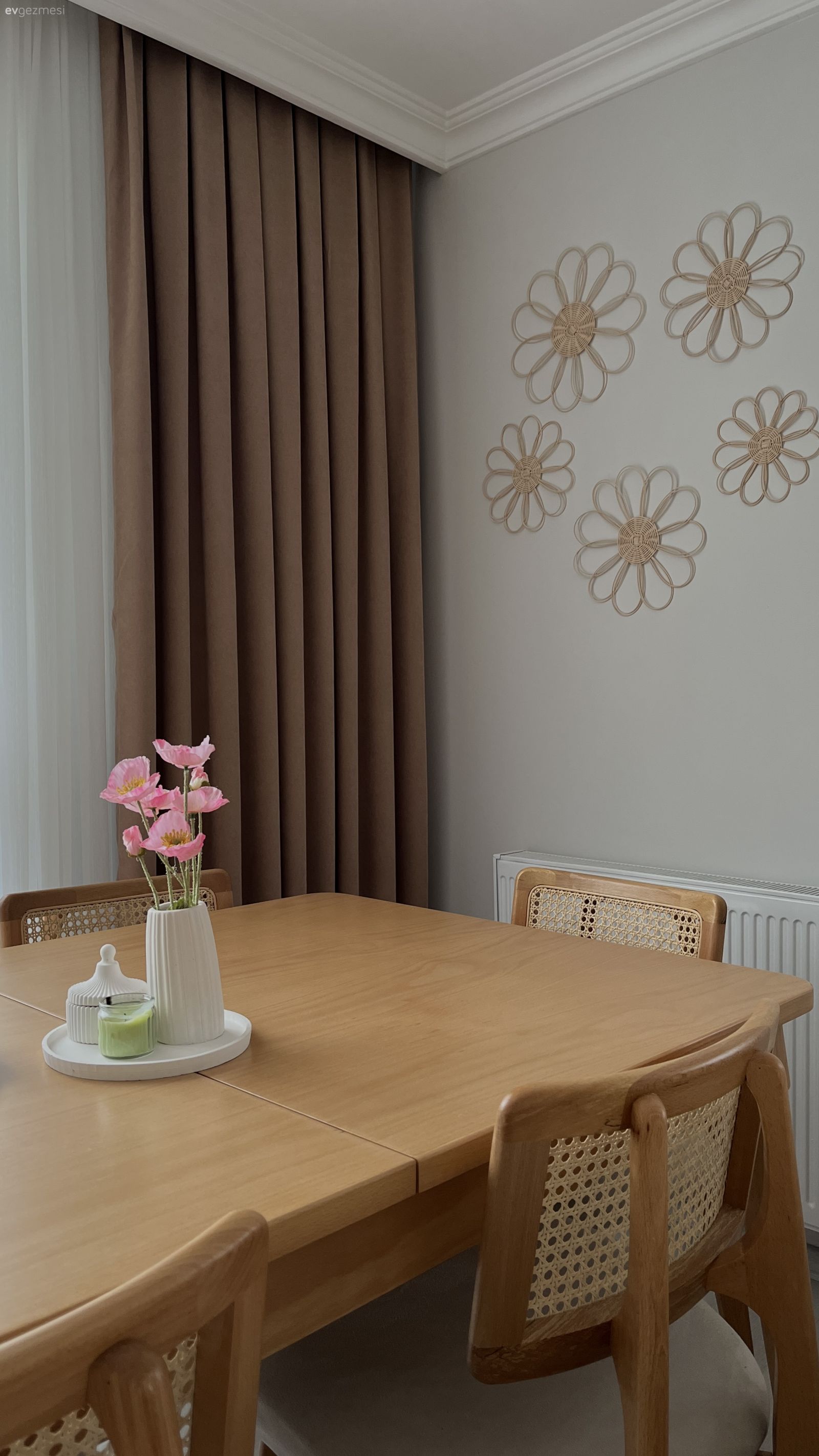 Kahverengi, Ahşap Mobilya, Yemek masası, Sandalye, Hazeran, Fon perde, Perde, Tül perde, Duvar dekorasyonu