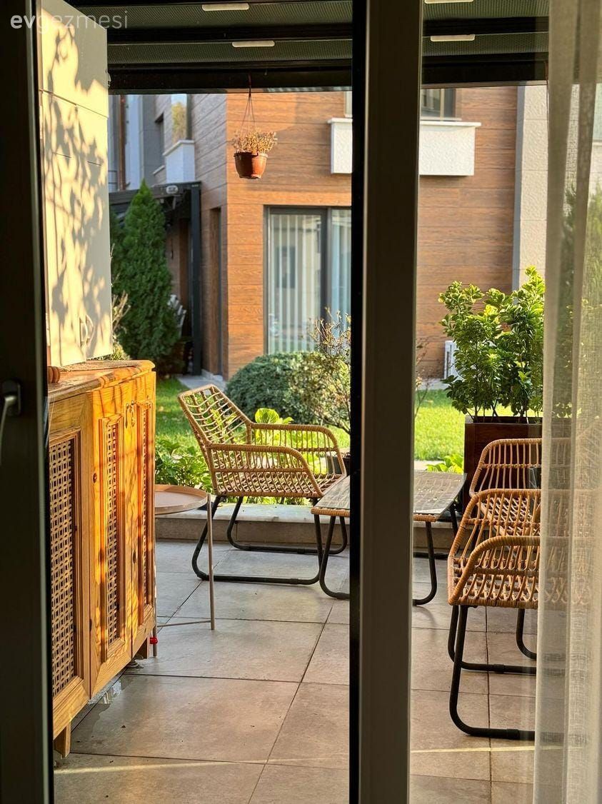 Balkon, Balkon masası, Hasır sandalye