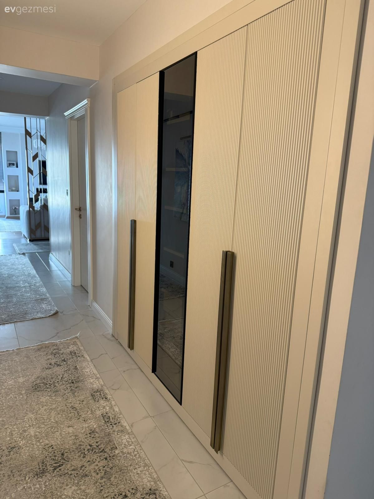 Penceresi Bol Bu Evde Sadelik ve Işıltıya Eşit Oranda Yer Var