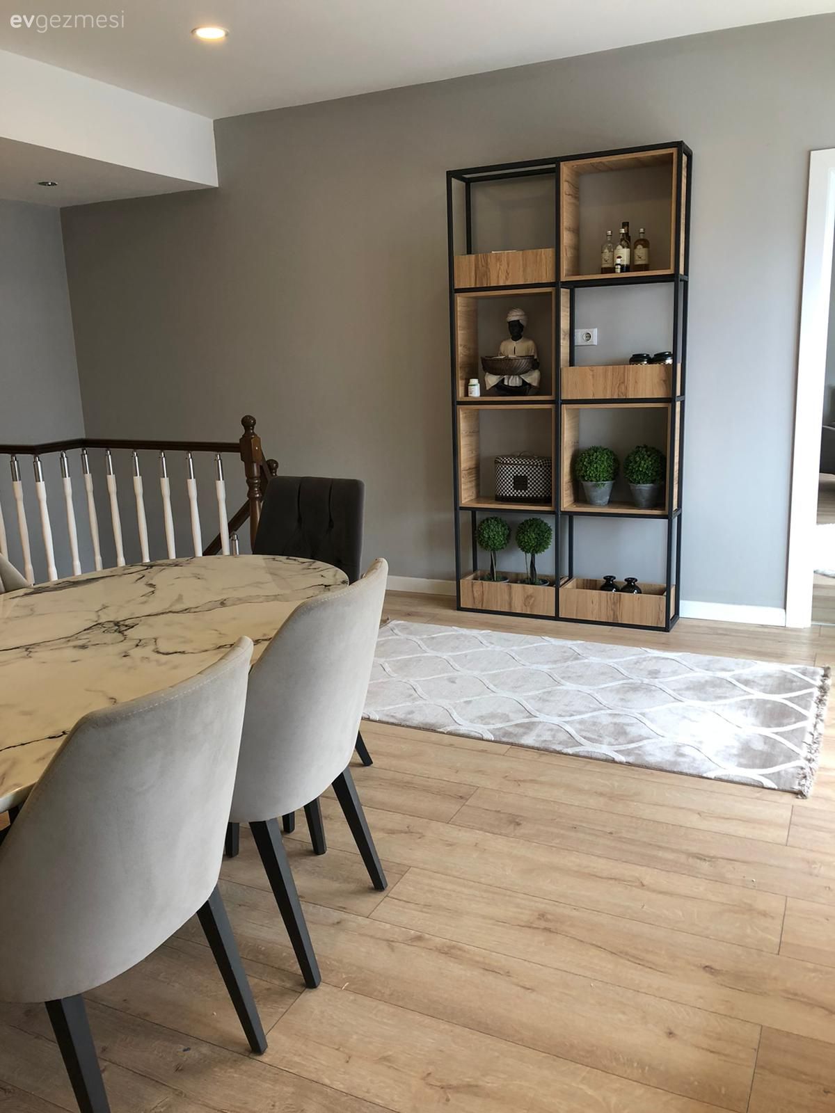 Mutfak, Beyaz, Füme, Beyaz mutfak, Mutfak tezgahı, Mutfak tezgah arası, Davlumbaz, Ankastre, Parke, Mutfak masası, Sandalye