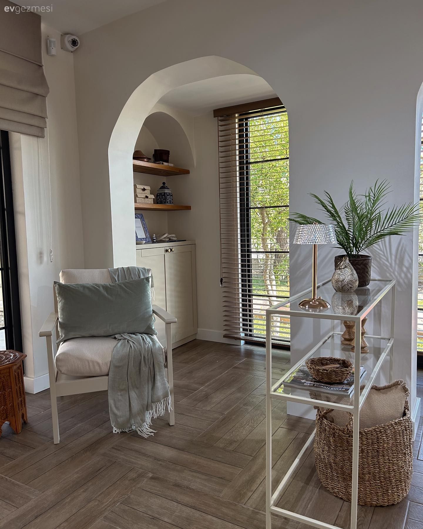 Salon, Country, Beyaz, Konsol, Dekoratif Objeler, Berjer, Duvar rafı, Duvar dekorasyonu, Parke