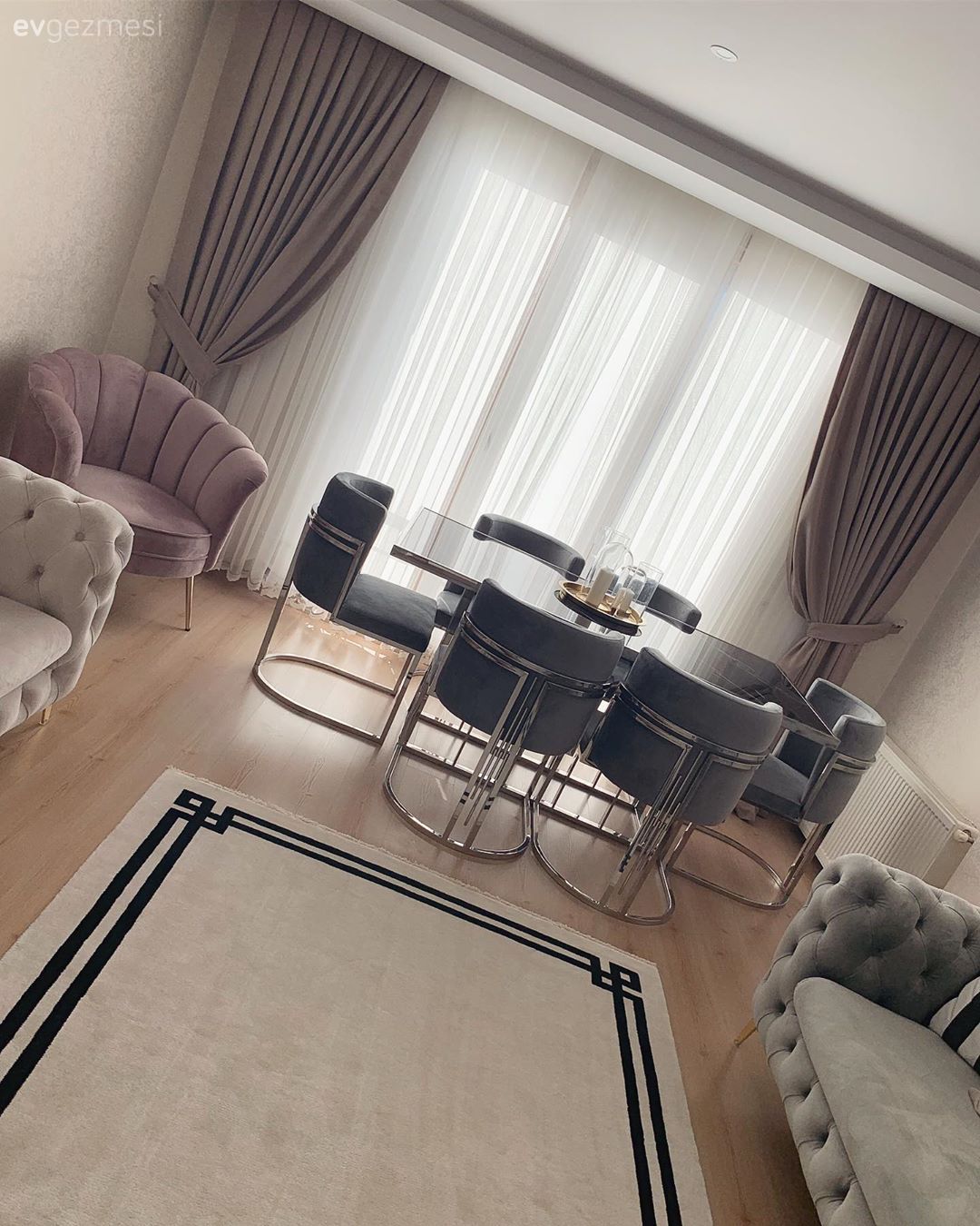 Salon, Büyük salon, Modern, Gri, Beyaz, Modern chesterfield, Fon perde, Perde, Tül perde, Yemek masası, Sandalye, Berjer, Pudra pembe, Kırlent, Ev tekstili, Halı, Salon halısı, Gümüş, Altın