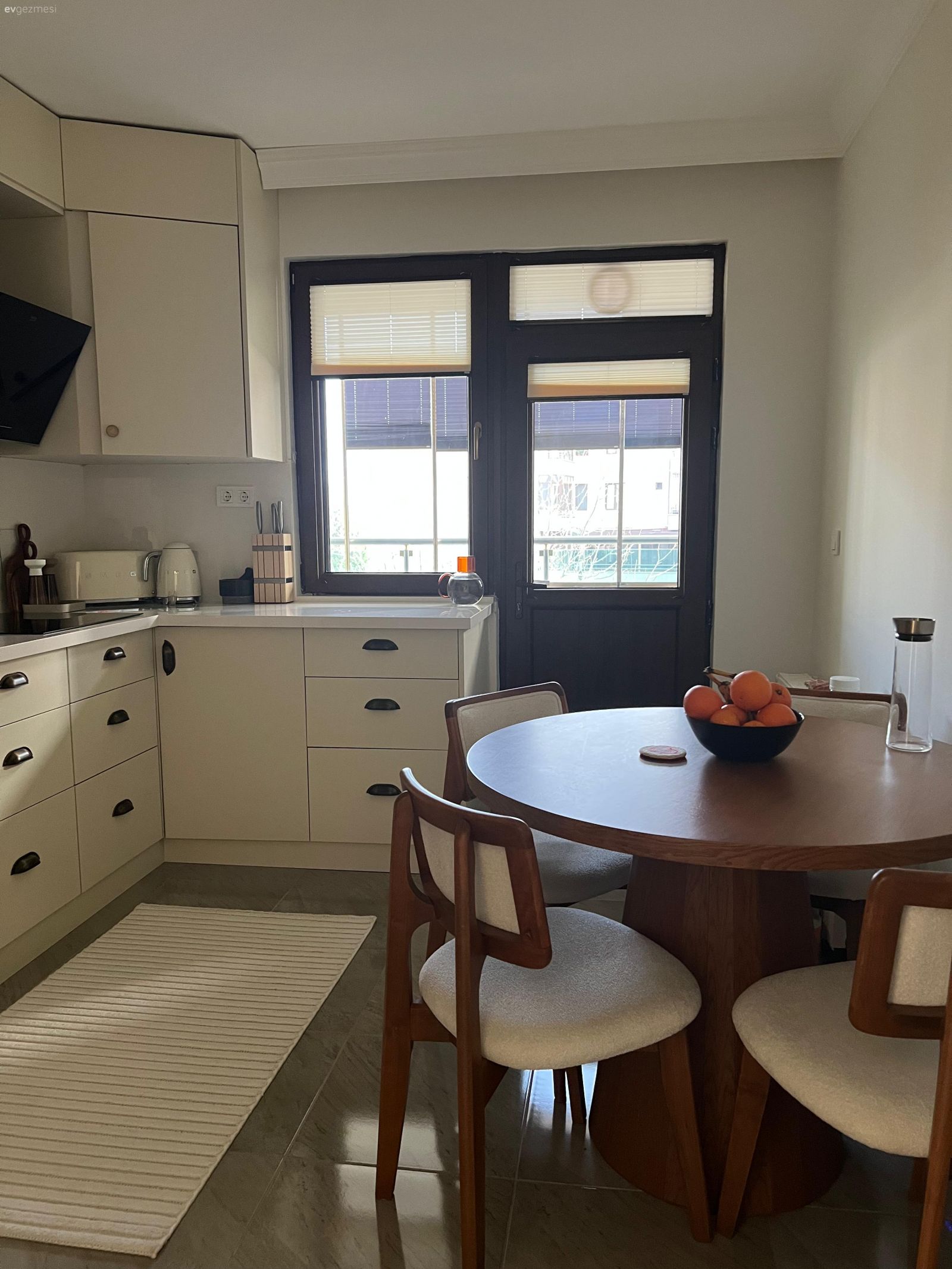 Bu Yalova Evi Dar Alanları Verimli Değerlendirmeye Öncelik Vermiş