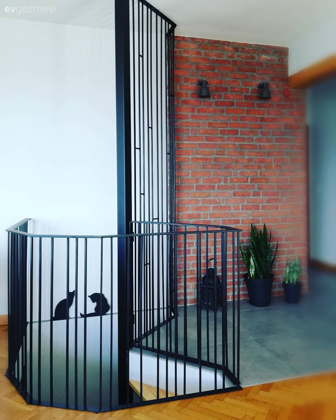 Dubleks evler, Kahverengi, Siyah, Merdiven, Parke, Kapı , Ev bitkisi, Saksı, Taş duvar, Duvar dekorasyonu