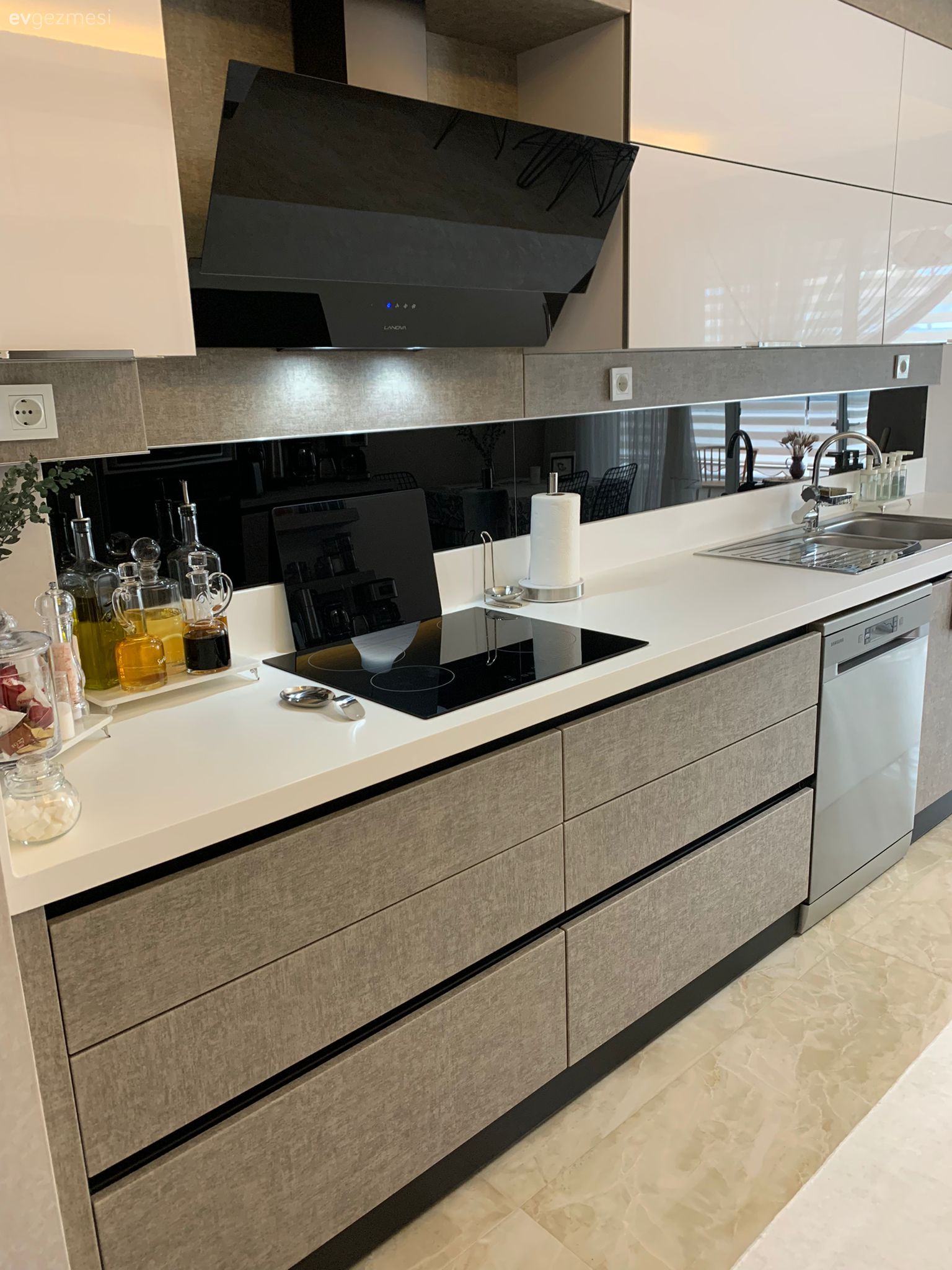 Mutfak, Modern mutfak, Beyaz, Gri, Kulpsuz mutfak dolabı, Mutfak tezgahı, Mutfak tezgah arası, Davlumbaz, Ankastre, Led aydınlatma, Aydınlatma