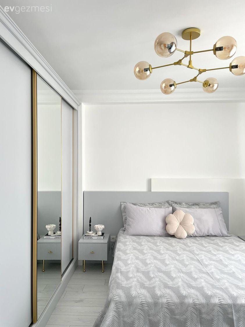 Yatak Odası, Modern, Gri, Beyaz, Yatak başlığı, Gardrop, Yatak örtüsü, Komodin, Avize, Aydınlatma, Ayna kapaklı dolap, Ayna