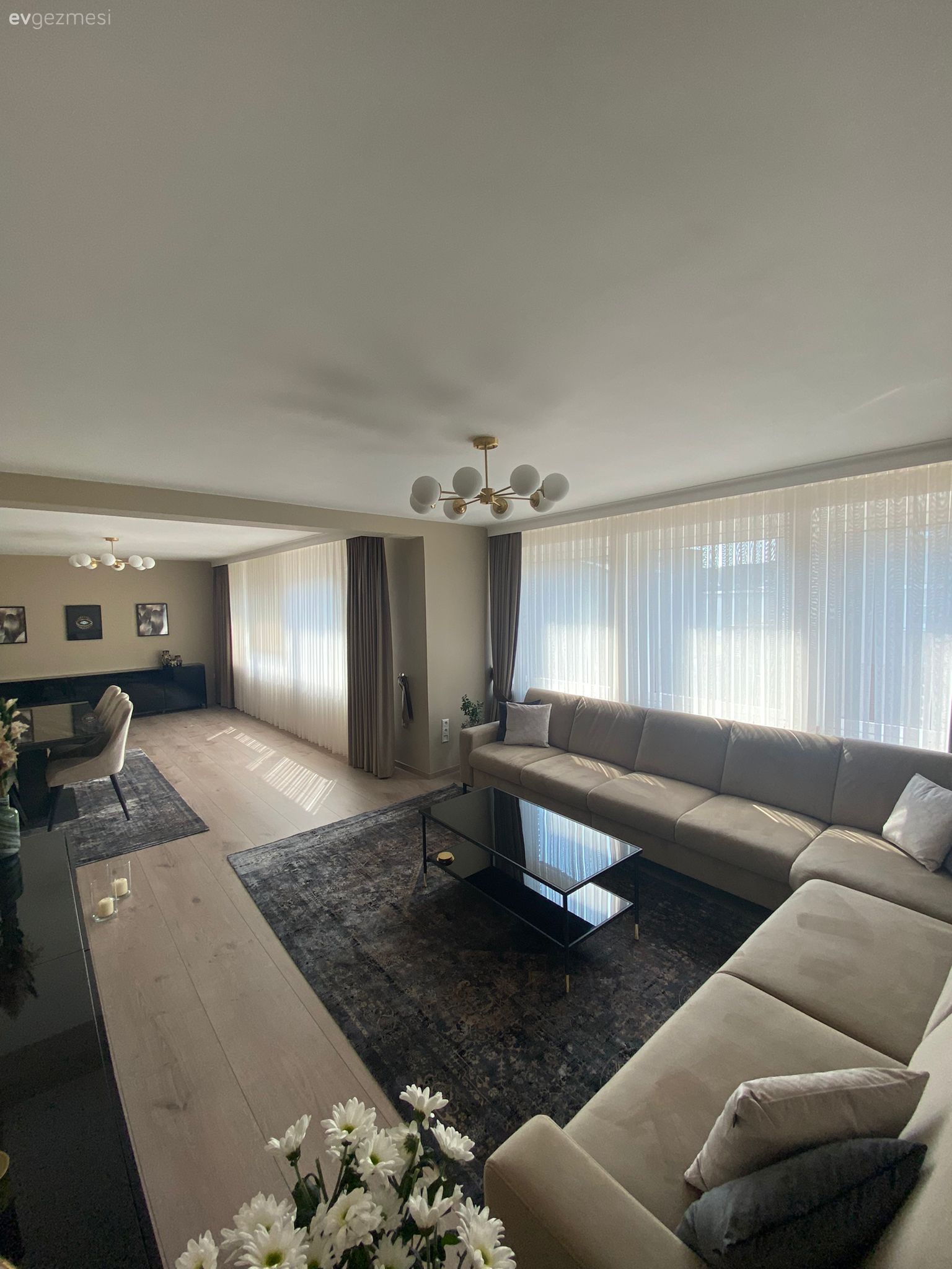 Salon, Modern, Krem, Bej, Siyah, Koltuk takımı, Orta sehpa, Sehpa, Kırlent, Ev tekstili, Halı, Sandalye, Yemek masası, Konsol, Konsol üzeri dekoratif objeleri, Tablo, Duvar dekorasyonu