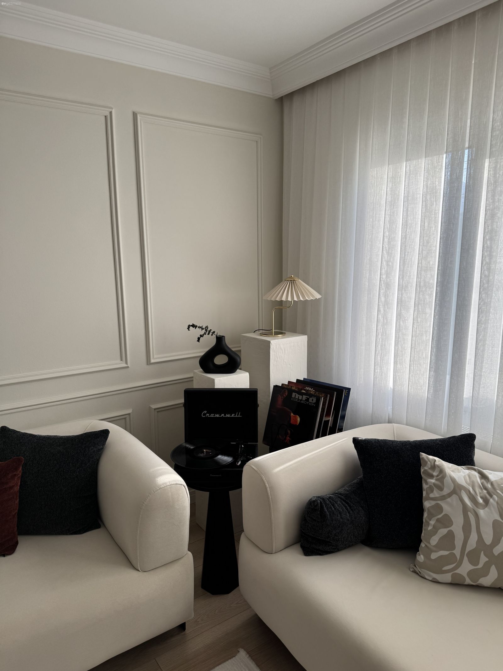 Bu Modern Salonda Krem Koltuklar Ferahlık ve Konfor Kaynağı