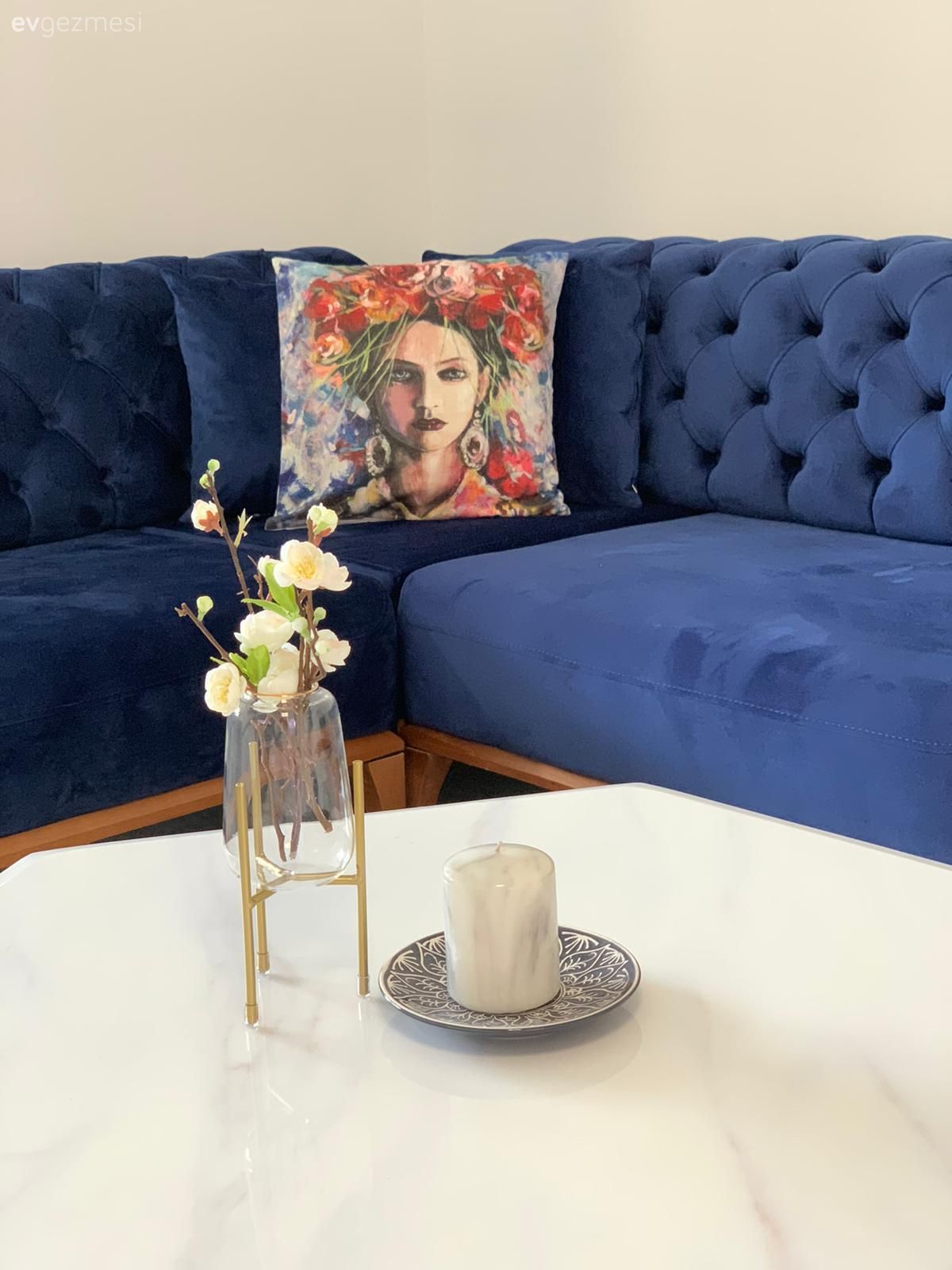 Salon, Modern, Beyaz, Parlament mavisi, Orta sehpa, Sehpa, Köşe koltuk, Koltuk takımı, Kırlent, Ev tekstili, Vazo, Ev Aksesuar, Halı, Salon halısı