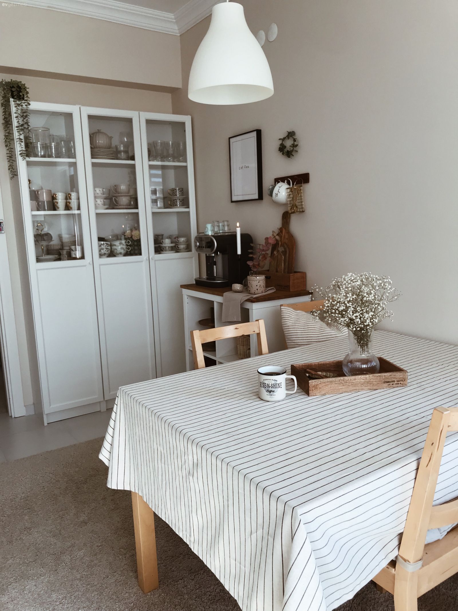 Mutfak, Beyaz, İskandinav, Kahve köşesi, Ekstra mutfak dolabı, Sandalye, Mutfak masası