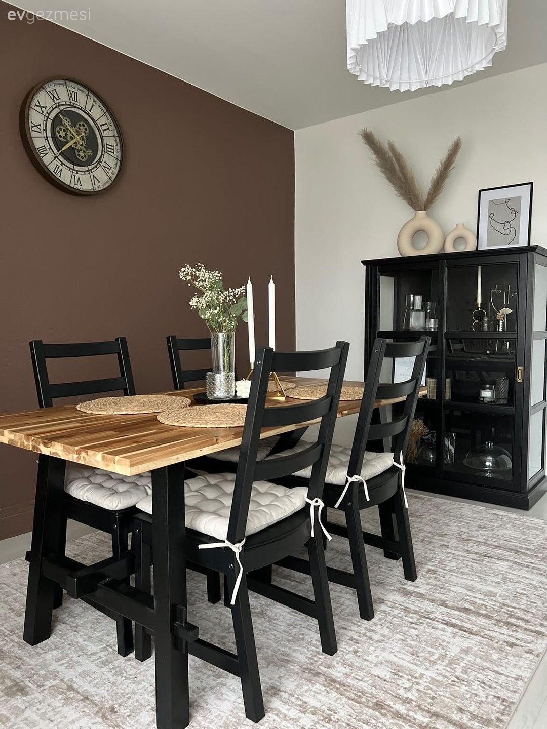 Yemek Odası, Modern, Kahverengi duvar rengi, Duvar saati, Duvar dekorasyonu, Siyah, Vitrin, Vazo, Ev Aksesuar, Yemek odası avizesi, Yemek masası, Halı, Beyaz