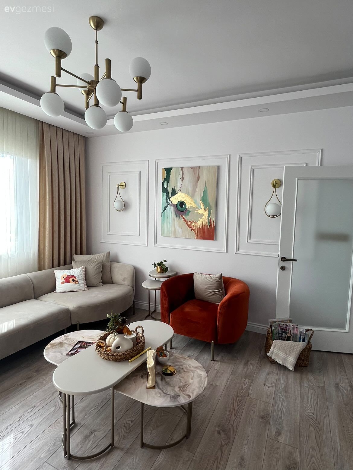 Salon, Beyaz, Turuncu, Krem, Fon perde, Perde, Tül perde, Berjer, Duvar çıtalama, Orta sehpa, Sehpa, Metal ayaklı sehpa, Parke, Avize, Aydınlatma, Koltuk takımı, Kırlent, Ev tekstili