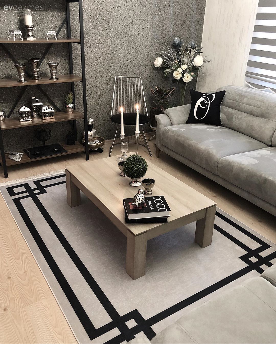 Salon, Koltuk takımı, Gri, Siyah, Ahşap Mobilya, Halı, Salon halısı, Geometrik desen, Desenler, Orta sehpa, Sehpa, Vitrin, Gri duvar, Vazo, Ev Aksesuar, Çiçekler, Dekoratif Objeler, Şamdan