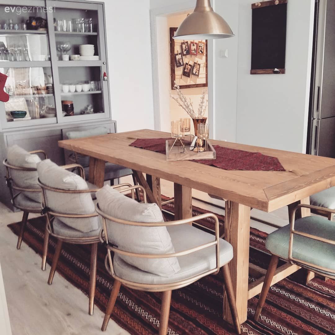 Yemek Odası, Sandalye, Yemek masası, Kilim, Halı, Runner, Ev tekstili, Avize, Aydınlatma, Vitrin, El dokuma halı, Tablo, Duvar dekorasyonu, Kırmızı