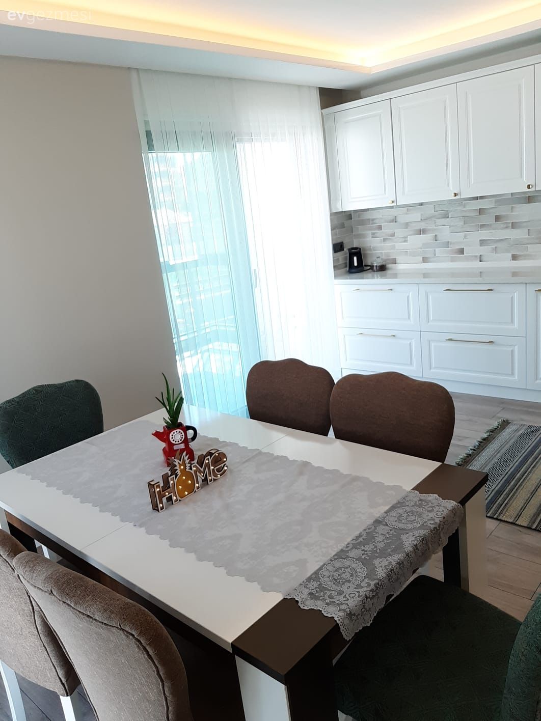 Mutfak, Mutfak masası, Vizon, Beyaz, Yeşil, Mutfak halısı, Parke, Mutfak Avize Modelleri, Led aydınlatma, Aydınlatma, Shaker kapaklı dolaplar, Mutfak tezgahı, Mutfak tezgah arası, Tezgah arası seramik