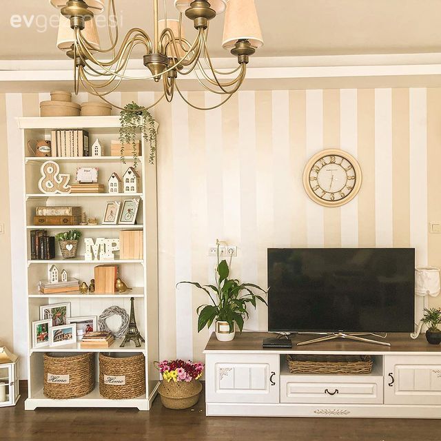 Tv ünitesi, Country, Beyaz, Duvar kağıdı, Duvar dekorasyonu, Krem, Çizgili duvar kağıdı, Vitrin, Avize, Aydınlatma, Salon avizesi