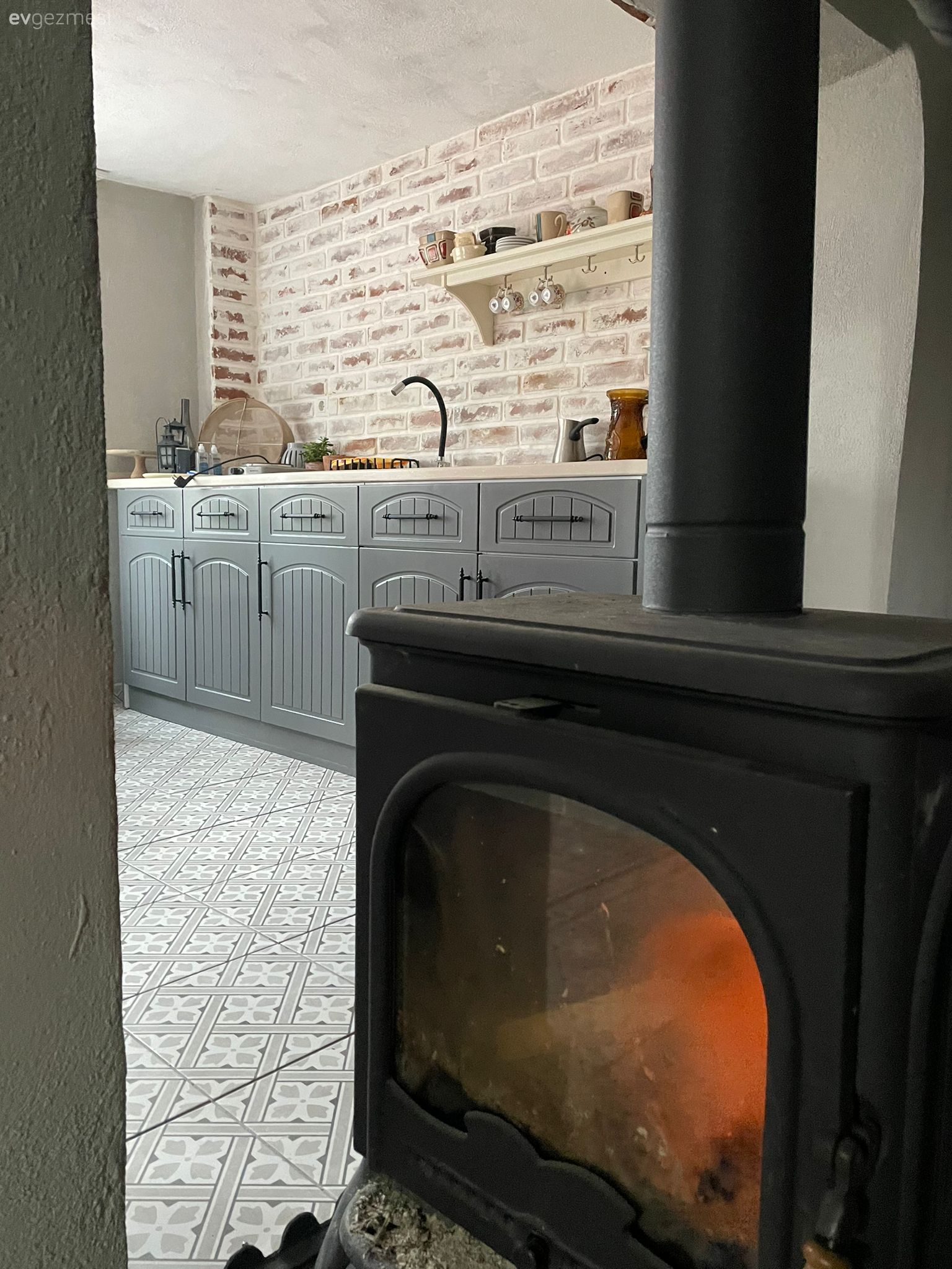 Bu Köy Mutfağı Eski Halinde Pek de Yüzüne Bakılmayan Bir Odunlukmuş