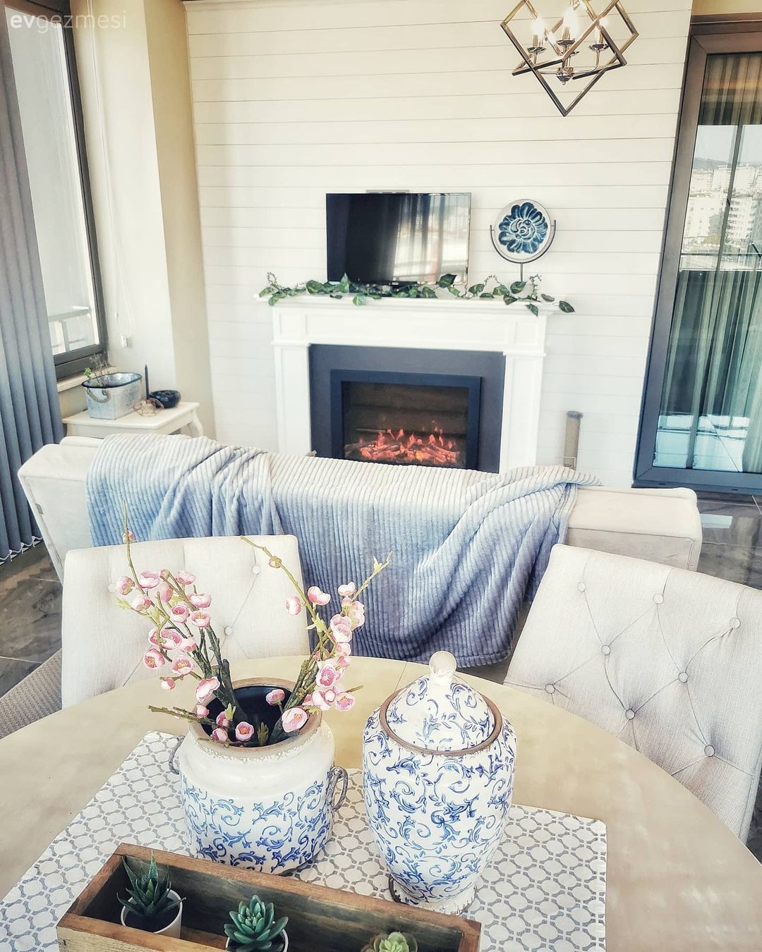 Balkon masası, Sandalye, Beyaz, Gri, Ekose desen, Desenler, Kış bahçesi, Kapalı balkon, Balkon oturma grubu, Balkon, Berjer, Şömine, Taş duvar, Duvar dekorasyonu, Avize, Aydınlatma, Perde