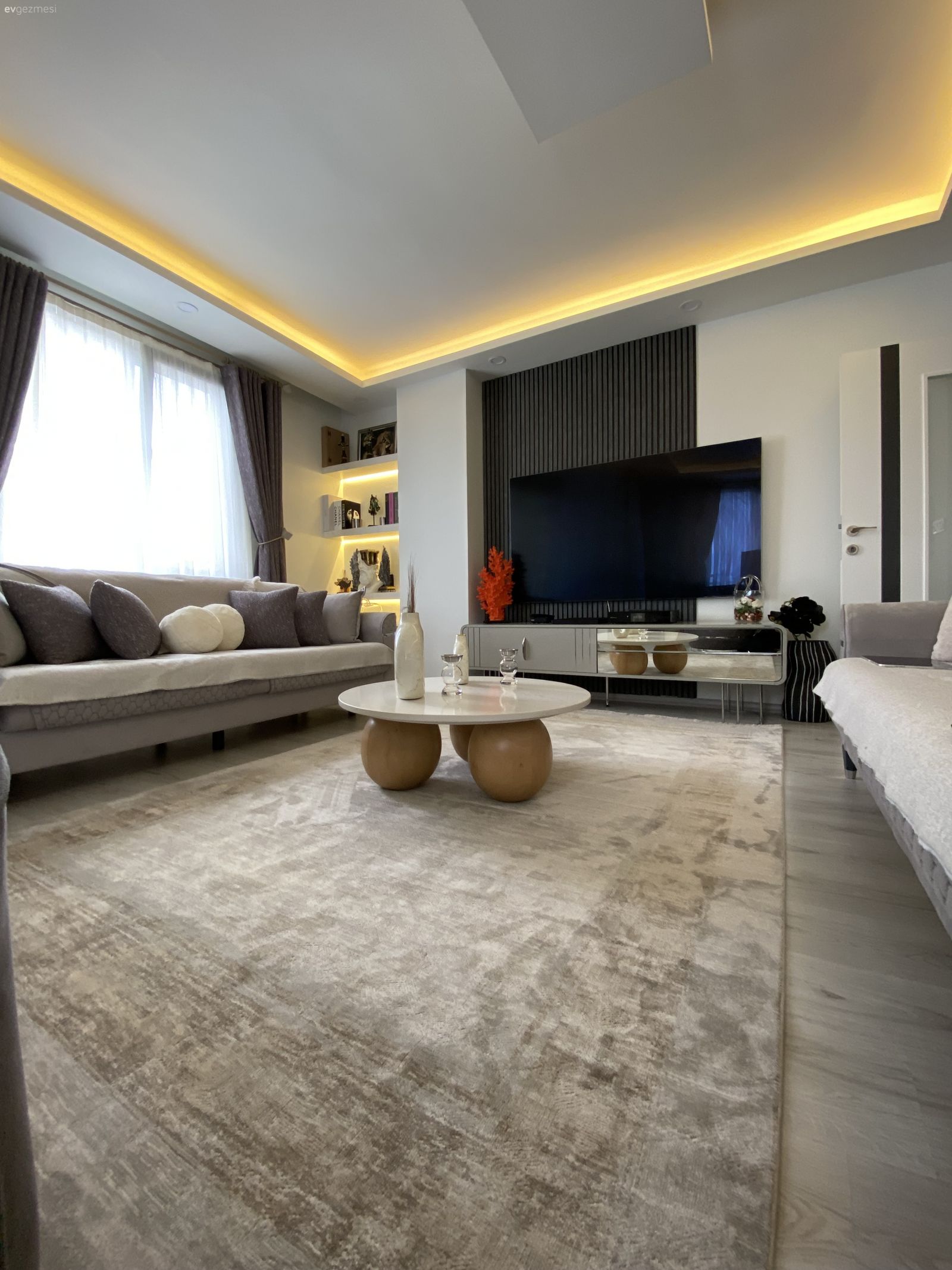 İstanbul'daki İki Katlı Bu Evde Duvarlar Odak Noktası!