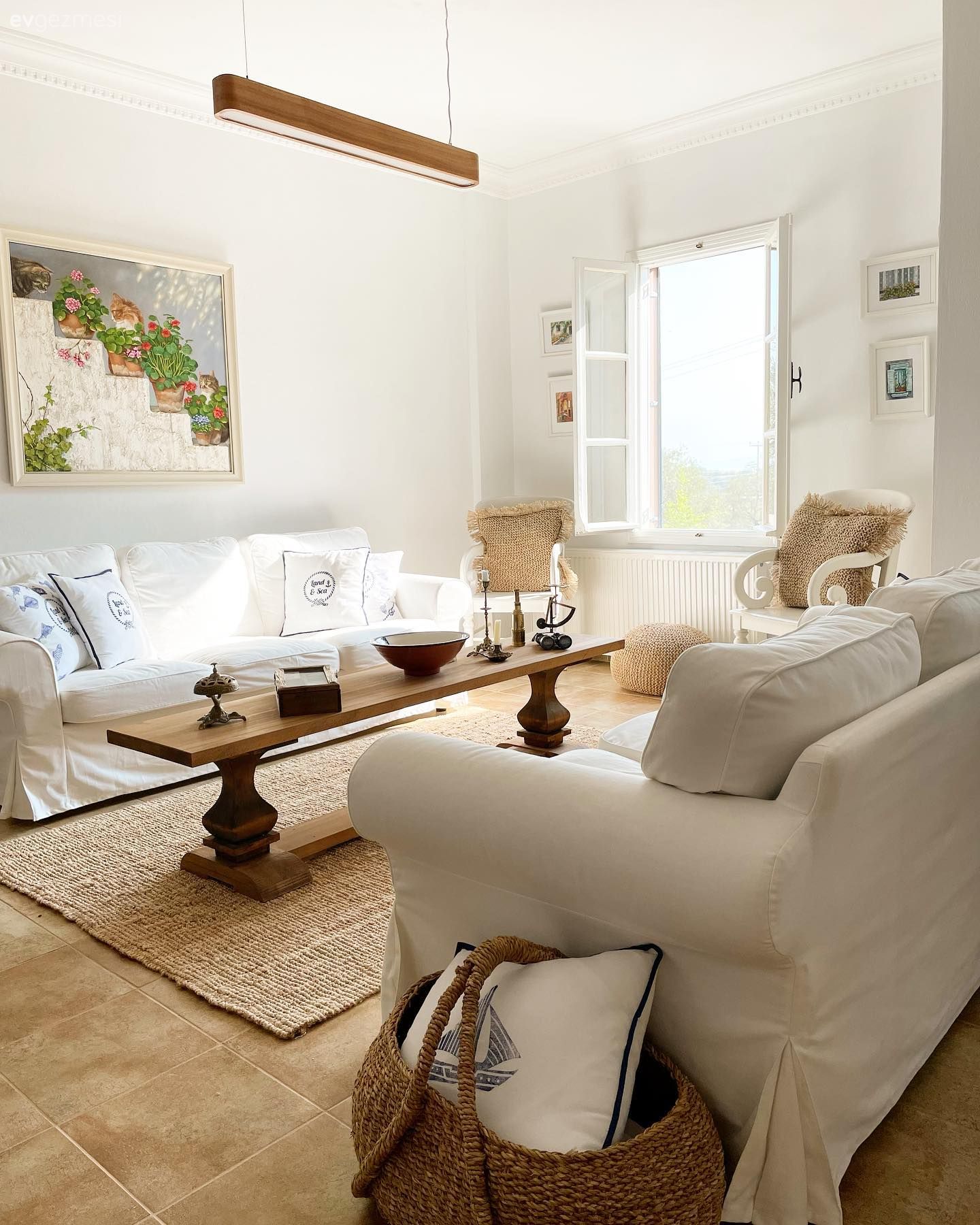 Salon, Country, Beyaz, Ahşap Mobilya, Masif ahşap, Jüt halı, Halı, Deniz temalı dekorasyon(coastal), Tablo, Duvar dekorasyonu, Hasır sandalye, Orta sehpa, Sehpa, Avize, Aydınlatma, Dekoratif Objeler, Kırlent, Ev tekstili