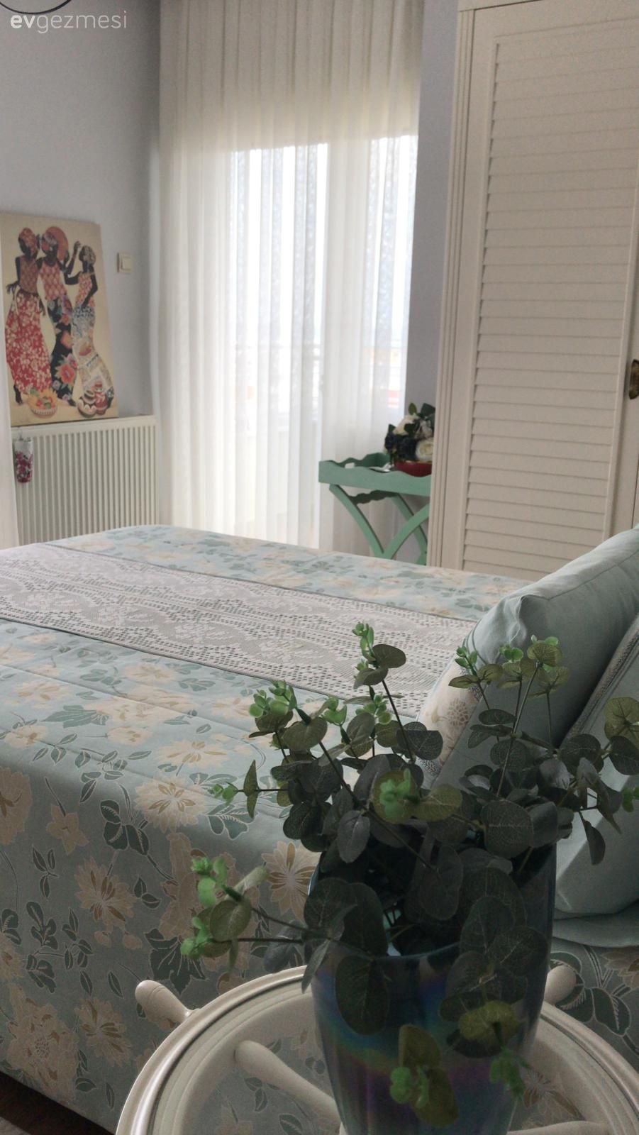 Mavi, Beyaz, Vizon, Krem, Yatak örtüsü, Çiçekli desen, Desenler, Vazo, Ev Aksesuar, Tablo, Duvar dekorasyonu, Tül perde, Perde