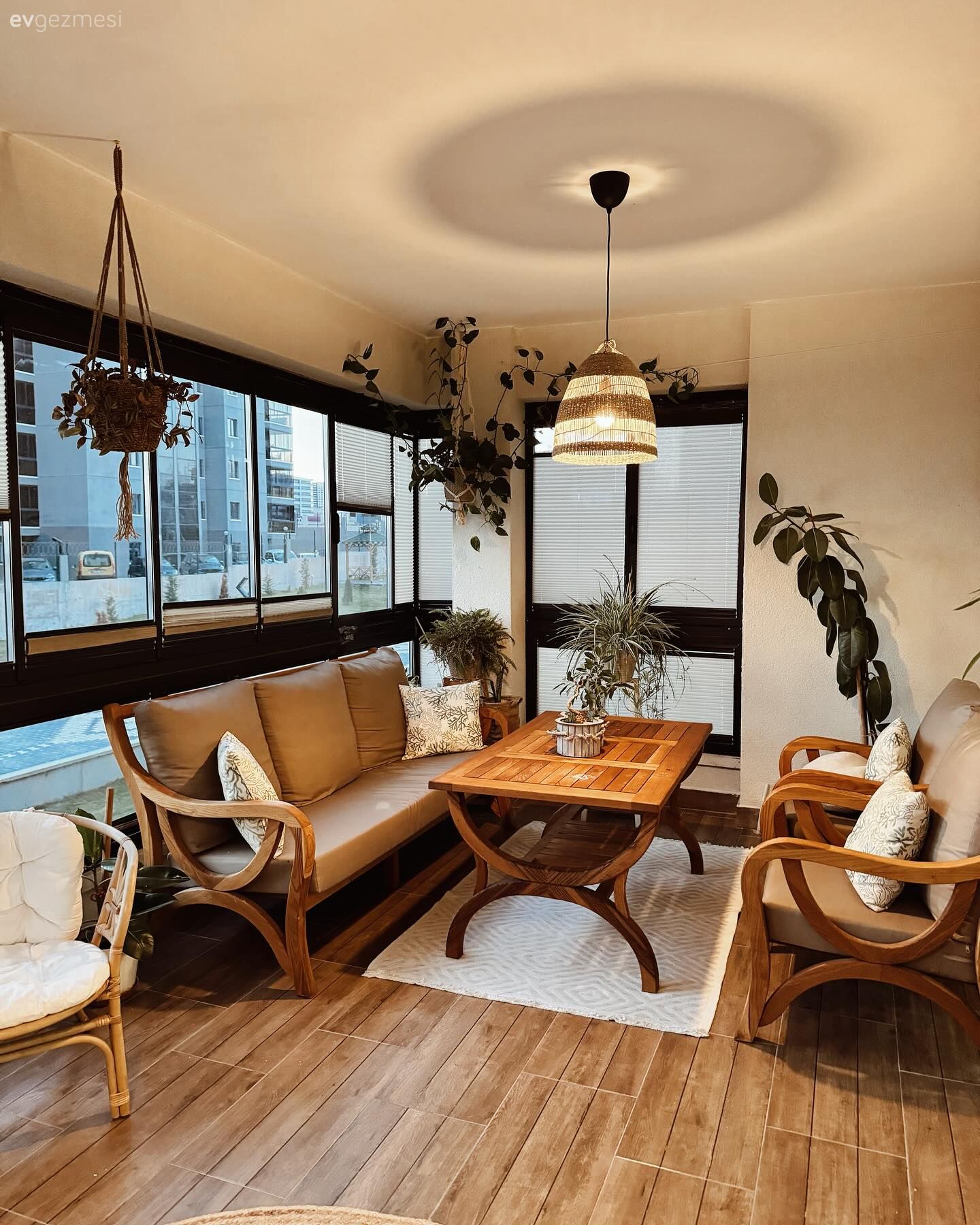 Bu Bohem Balkonda Bir Köşe Yemek Köşesi Diğeri de Sohbet Köşesi!