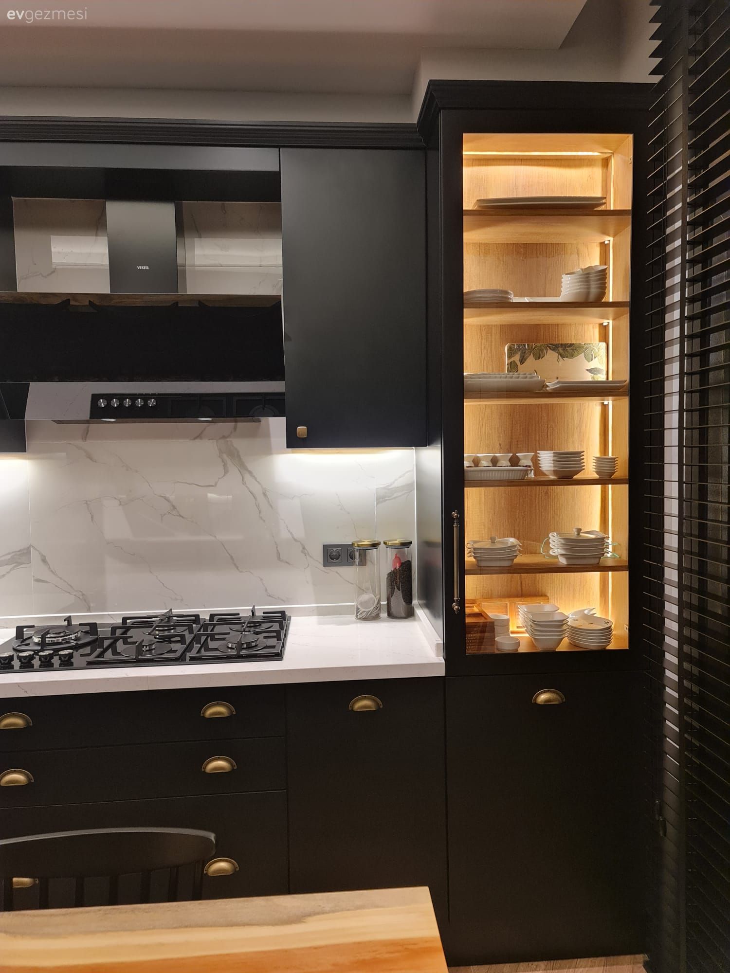 Mutfak, Siyah mutfak, Beyaz, Mutfak tezgahı, Mutfak tezgah arası, Tezgah arası doğal taş, Davlumbaz, Ekstra mutfak dolabı