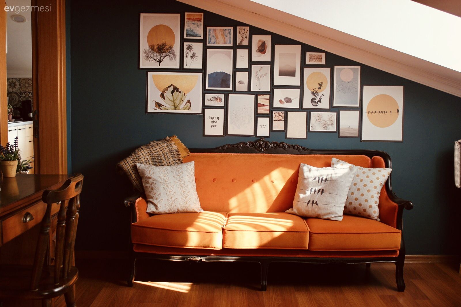 Çatı katı, Dubleks evler, Mavi duvar, Turuncu, Koltuk takımı, Eklektik, Çerçeve, Kırlent, Ev tekstili, Sandalye
