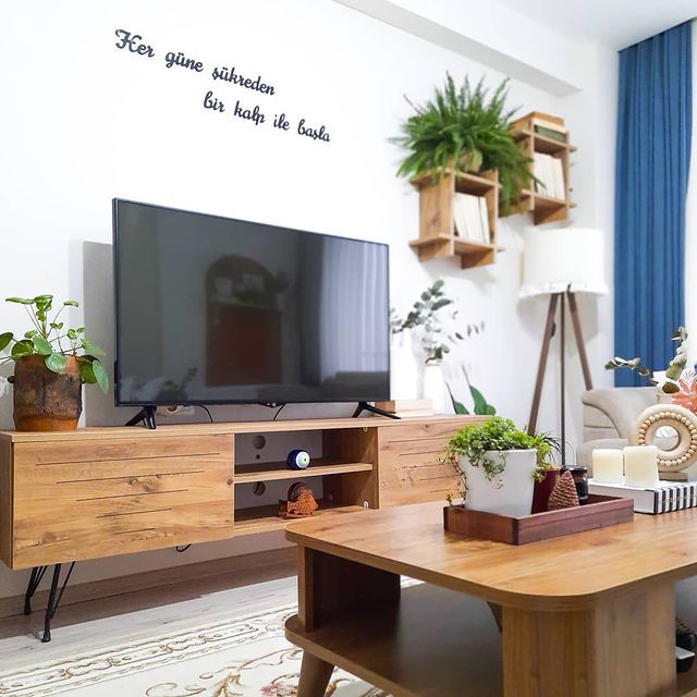 Ahşap Mobilya, Mavi, Beyaz, Kahverengi, Tv ünitesi, Tv ünitesi aksesuarları, Ev Aksesuar, Orta sehpa, Sehpa, Halı, Salon halısı, Duvar rafı, Duvar dekorasyonu, Fon perde, Perde, Dekoratif Objeler