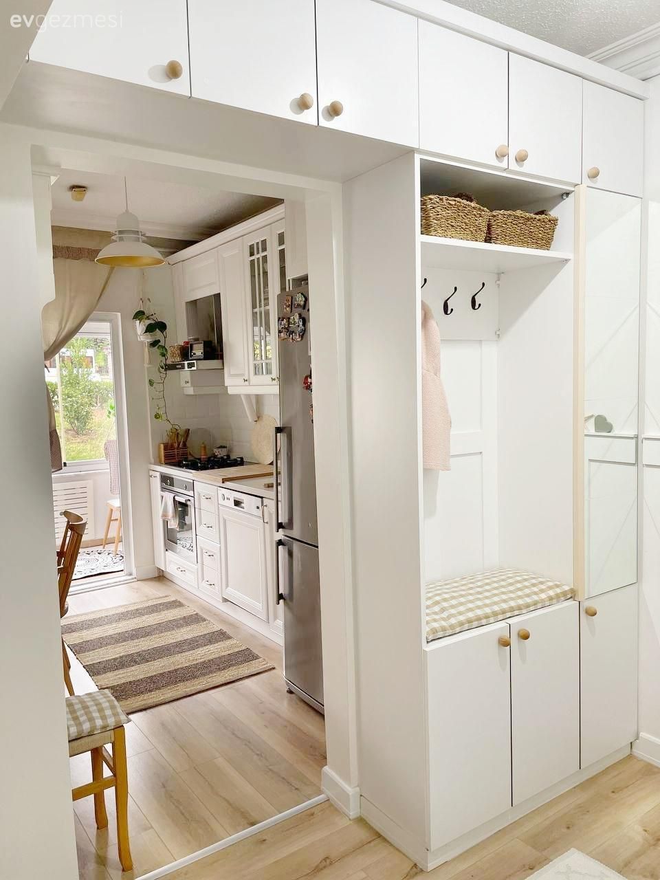 Antre, Beyaz, Gri, Duvar çıtalama, Vestiyer, Halı, Antre halısı, Parke, Hasır sepet