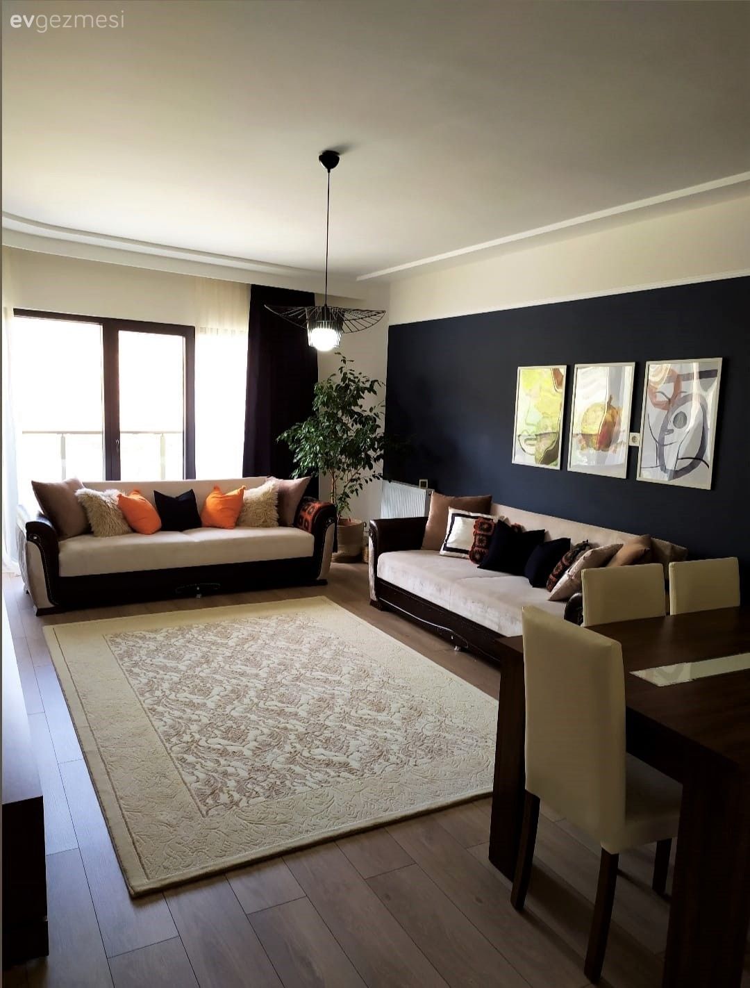 Salon, Rustik, Beyaz, Siyah, Füme, Turuncu, Koltuk takımı, Tablo, Duvar dekorasyonu, Halı, Salon halısı, Siyah duvar, Avize, Aydınlatma, Salon avizesi, Ayna, Yuvarlak ayna, Dekoratif ayna, Kırlent, Ev tekstili, Sandalye, Yemek masası, Ev bitkisi