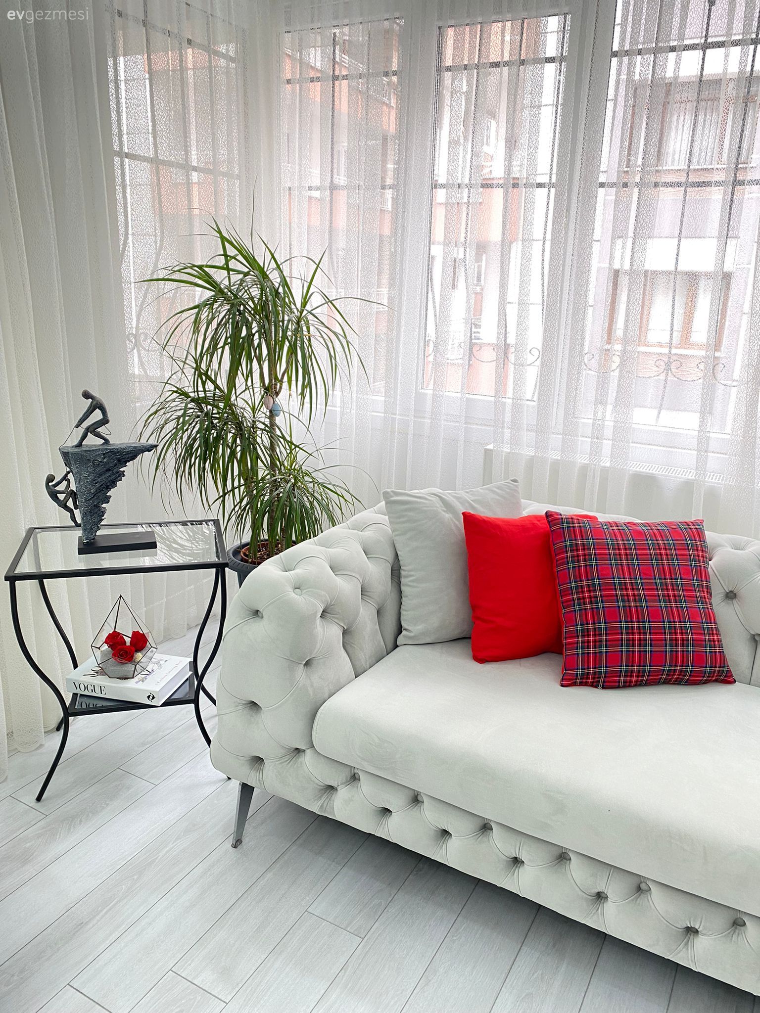 Kırlent ve Örtüleriyle Sürekli Kabuk Değiştiren Bir İstanbul Evi!