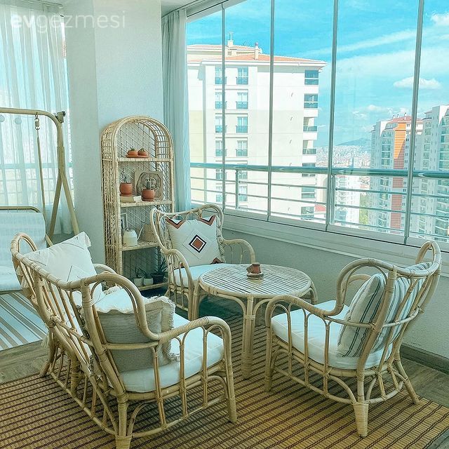 Balkon, Hasır sandalye, Balkon masası, Balkon oturma grubu, Balkon zemini, Ev bitkisi, Kapalı balkon
