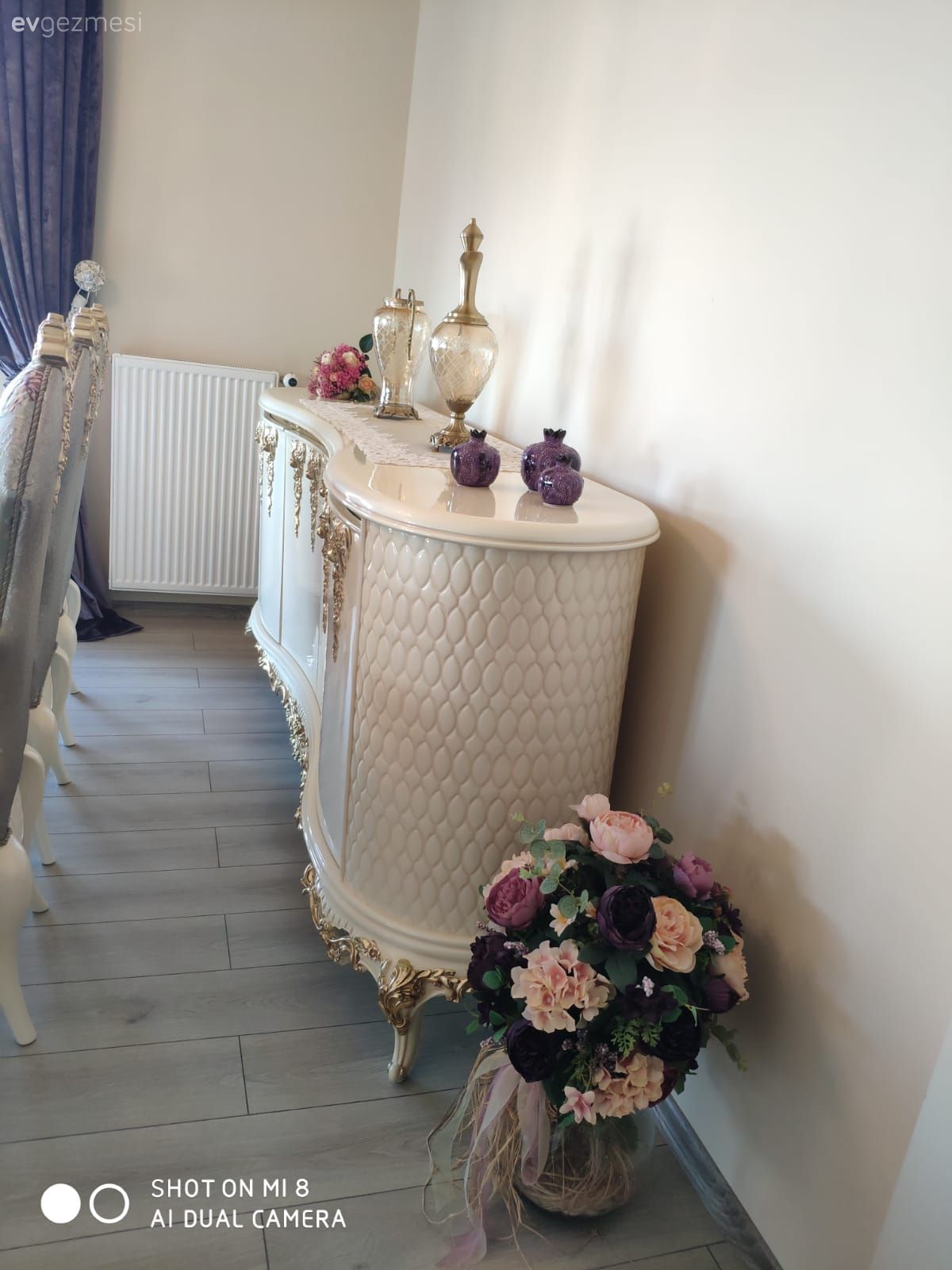 Yemek masası, Avangart, Mor, Krem, Altın, Varaklı Mobilya, Oymalı mobilya, Konsol, Konsol üzeri dekoratif objeleri, Vazo, Ev Aksesuar, Dekoratif Objeler, Çiçekler