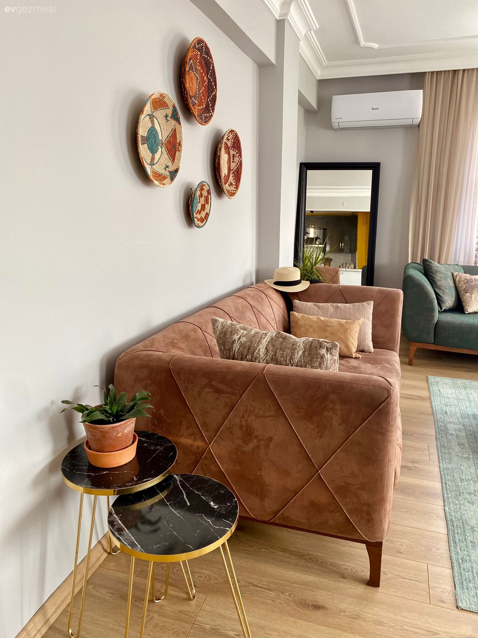 Salon, Modern rustik, Kahverengi, Yeşil, Koltuk takımı, Fon perde, Perde, Tül perde, Halı, Duvar dekorasyonu, Yan sehpa, Sehpa, Kırlent, Ev tekstili