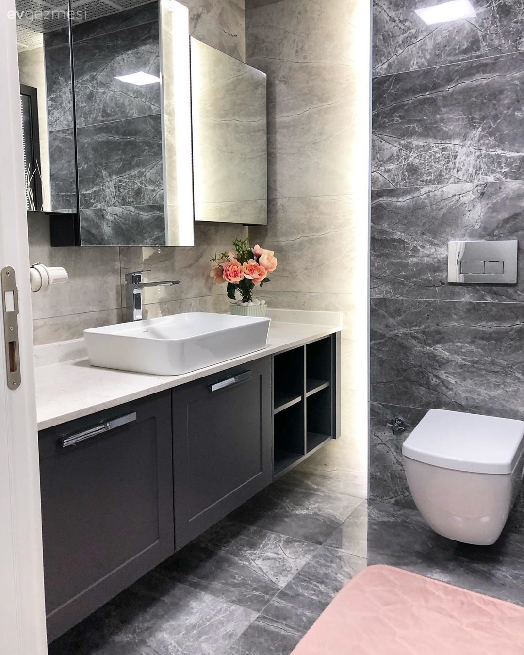 Banyo, Beyaz, Gri, Banyo dolabı, Banyo aynası, Ayna kapaklı dolap, Ayna, Banyo seramikleri, Banyo paspası, Banyo aksesuarları