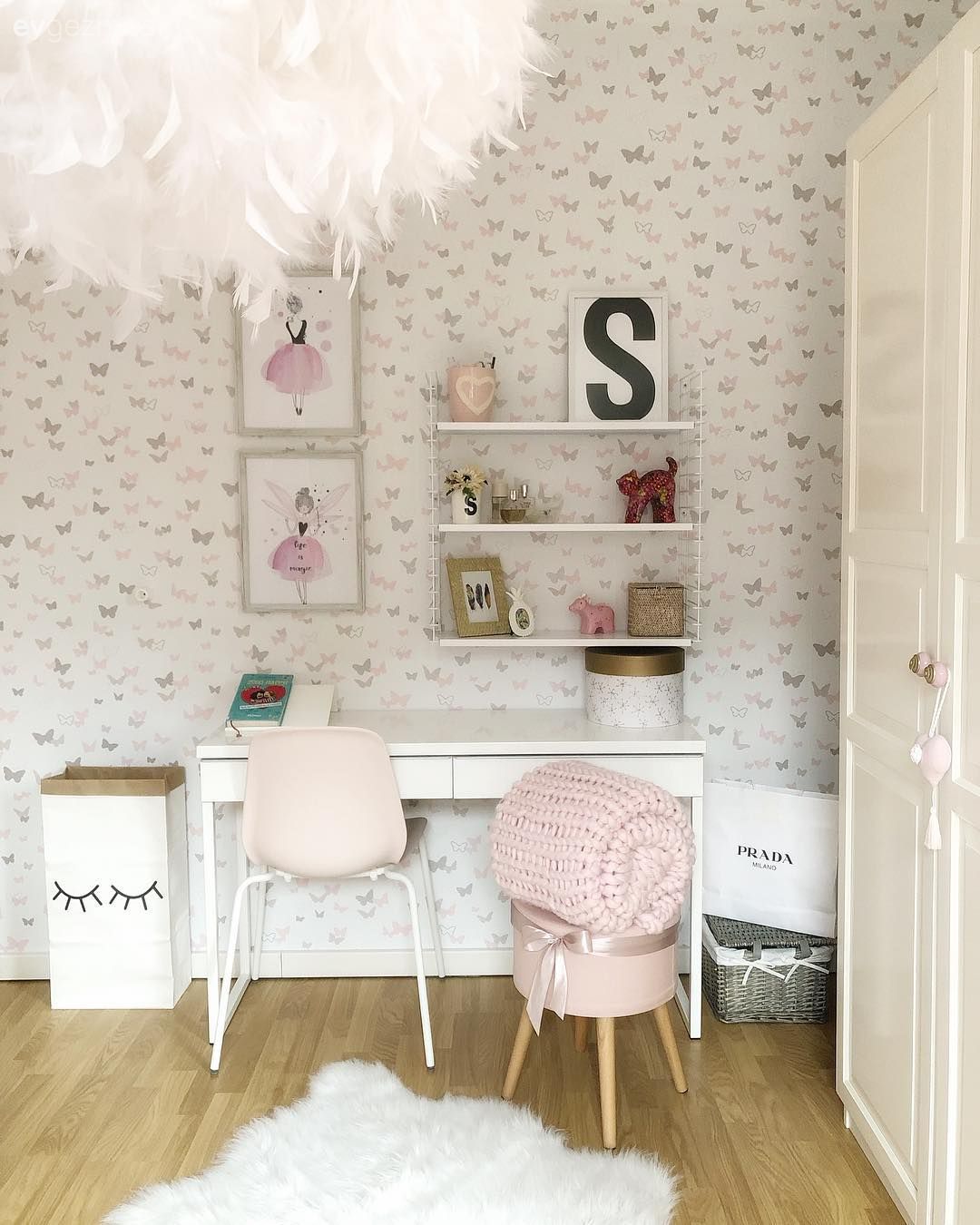 Çocuk Odası, Çocuk odası çalışma masası, Sandalye, Duvar rafı, Duvar dekorasyonu, Duvar kağıdı, Peluş, Beyaz, Pembe