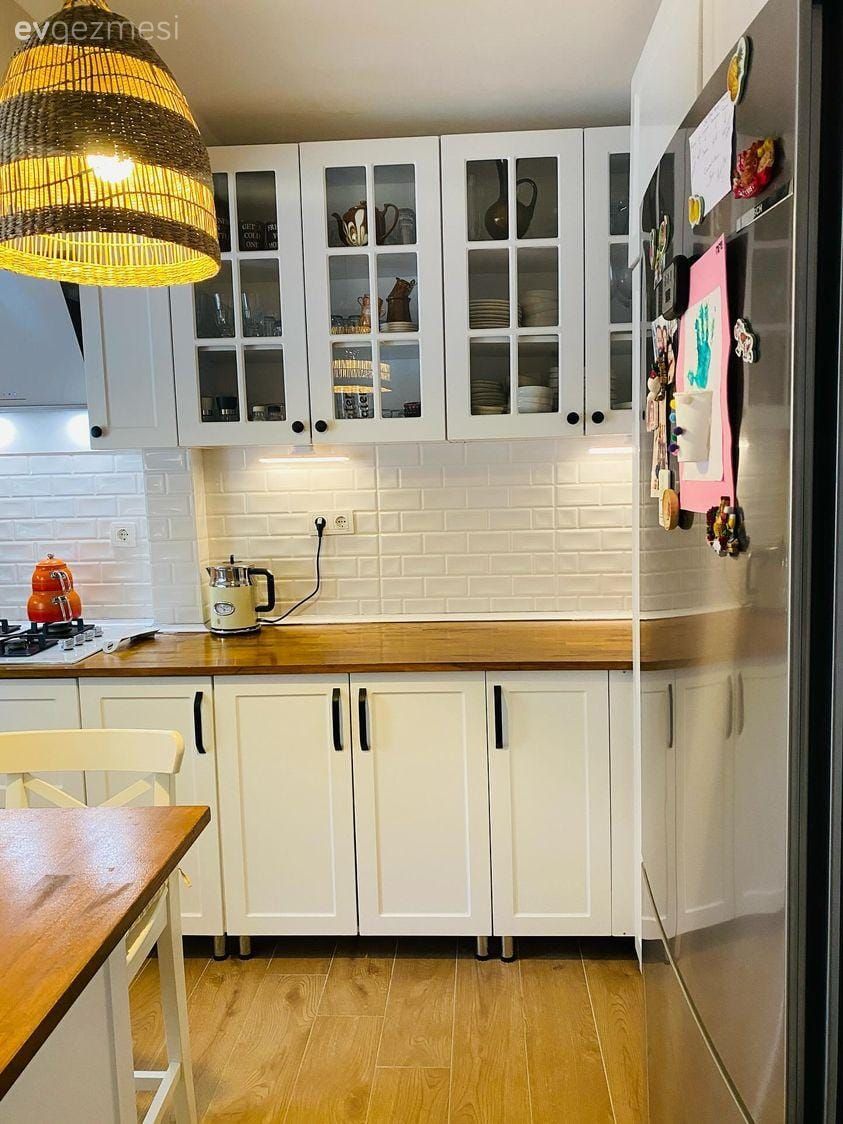 Mutfak, Beyaz ve ahşap mutfak, Beyaz, Country, Country mutfak, Ahşap mutfak tezgahı, Mutfak tezgahı, Mutfak perdesi, Ada mutfak, Sandalye, Hasır avize, Mutfak aksesuarları