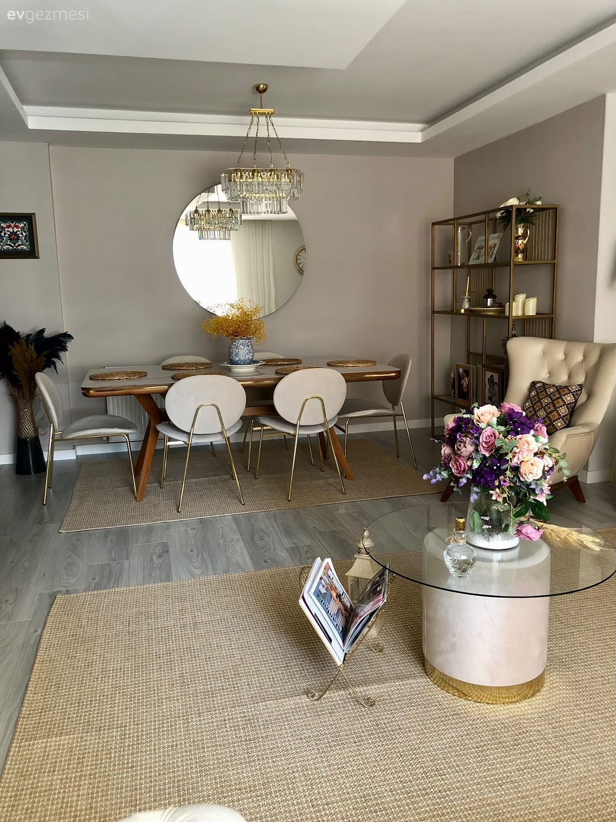 Salon, Modern, Krem, Beyaz, Sarı, Bej, Koltuk takımı, Vitrin, Sandalye, Yemek masası, Halı, Jüt halı, Avize, Aydınlatma, Salon avizesi, Lambader, Vazo, Ev Aksesuar, Dekoratif Objeler, Yuvarlak ayna, Dekoratif ayna, Ayna, Berjer, Cam orta sehpa, Orta sehpa