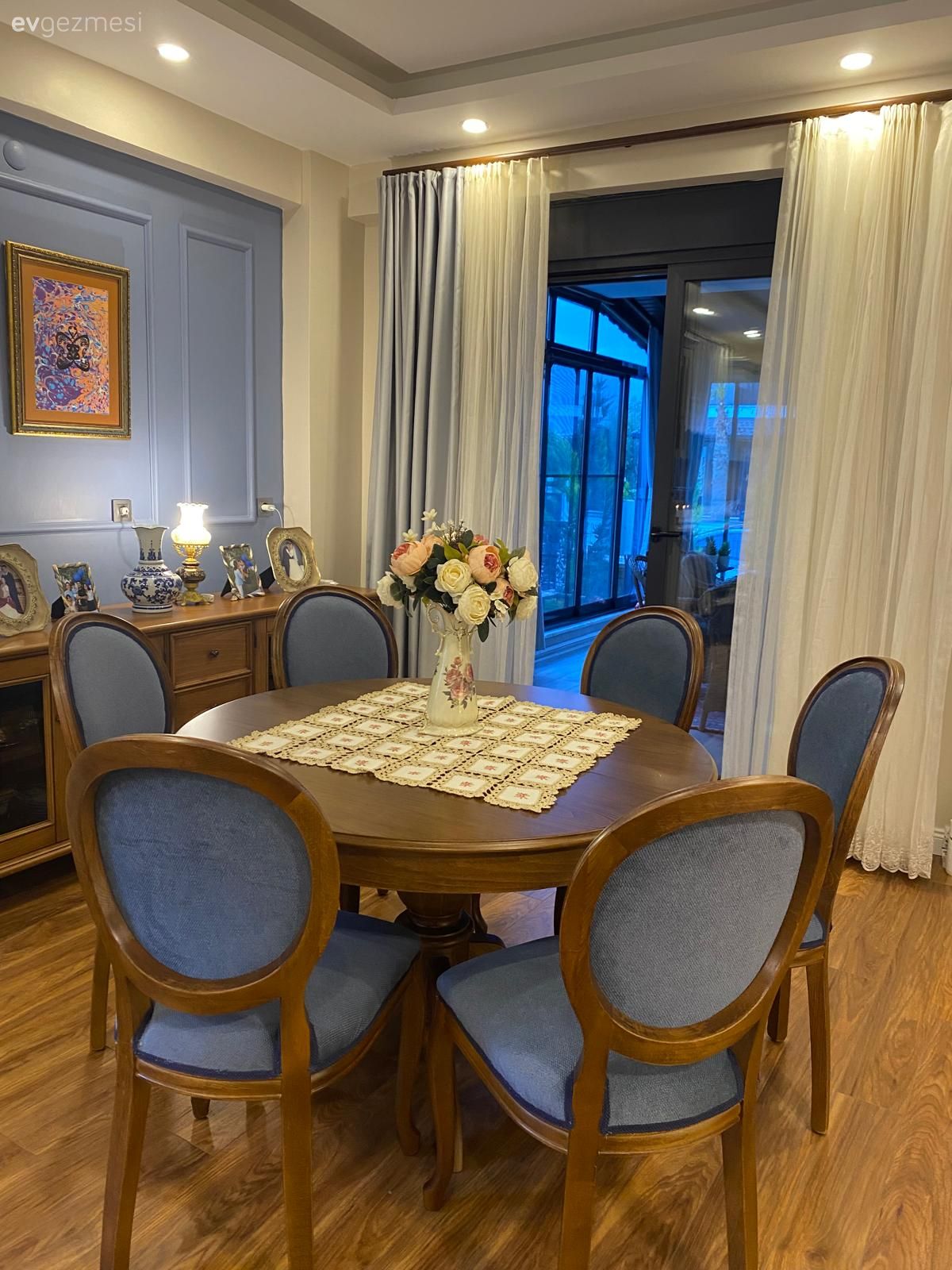 Açık konsept yaşam alanı, Müstakil Ev, Country, Klasik, Mavi duvar, Mavi, Kahverengi, Ahşap Mobilya, Tül perde, Perde, Vitrin, Parke, Yemek masası, Sandalye, Duvar çıtalama, Tablo, Duvar dekorasyonu, Spot aydınlatma, Aydınlatma, Konsol, Yemek Odası, Çiçekler, dantel