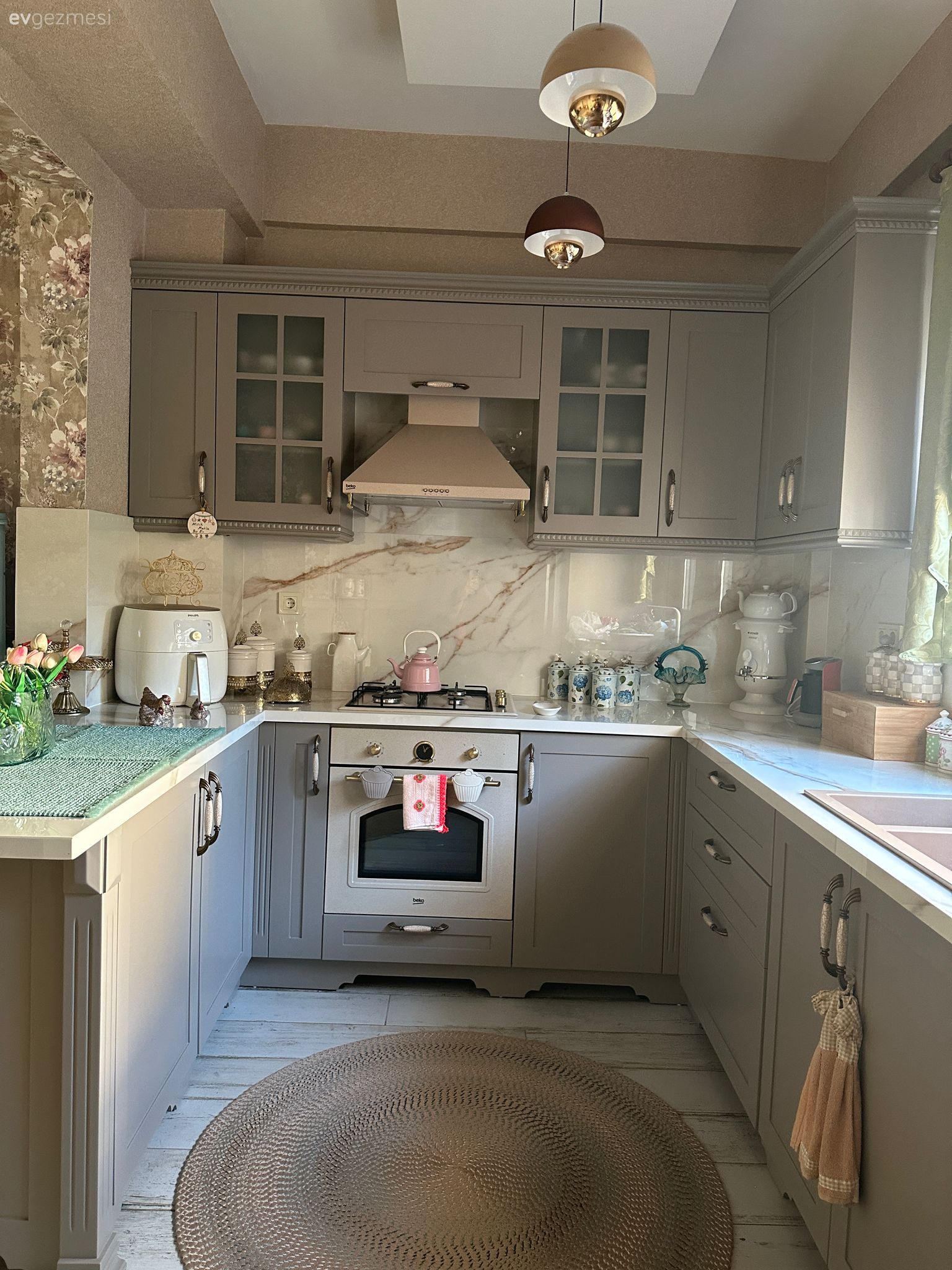 Trabzon'daki Bu Köy Evi Desen ve Renkleriyle Pek Şenlikli