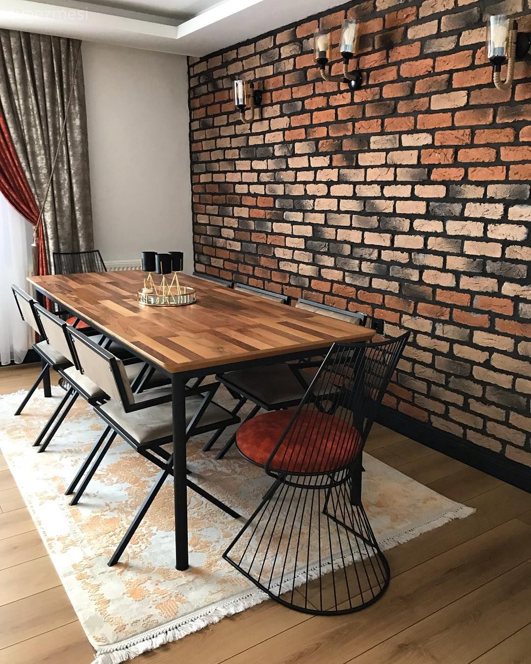 Öncesi / Sonrası, Duvar dekorasyonu, Parke, Halı, Salon halısı, Taş duvar, Yemek Odası, Ahşap masa, Metal sandalye, Sandalye, Aydınlatma, Aplik, Perde, Fon perde, Tül perde, Turuncu